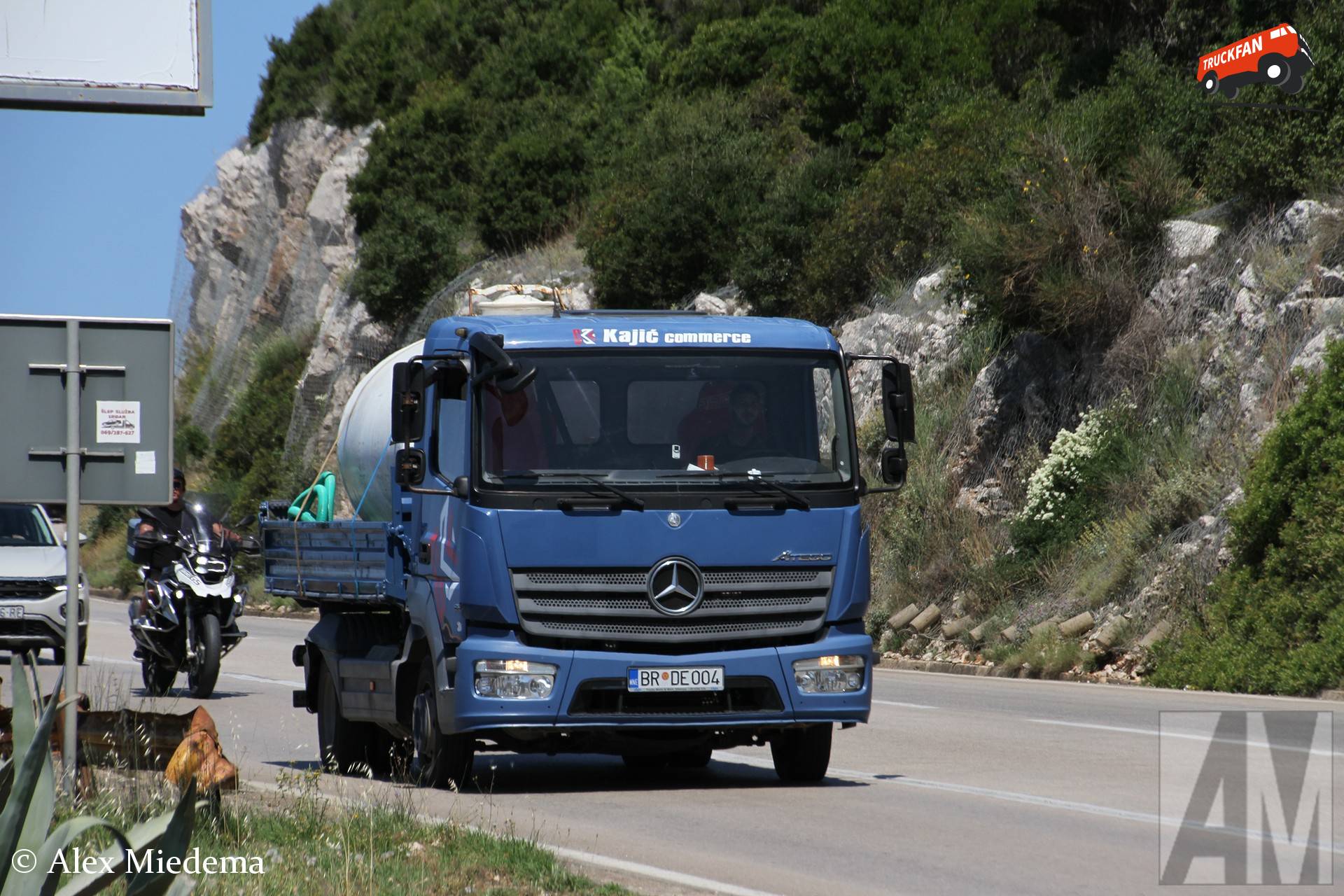 Mercedes-Benz Atego MP4 met tank en spanbanden in Bar