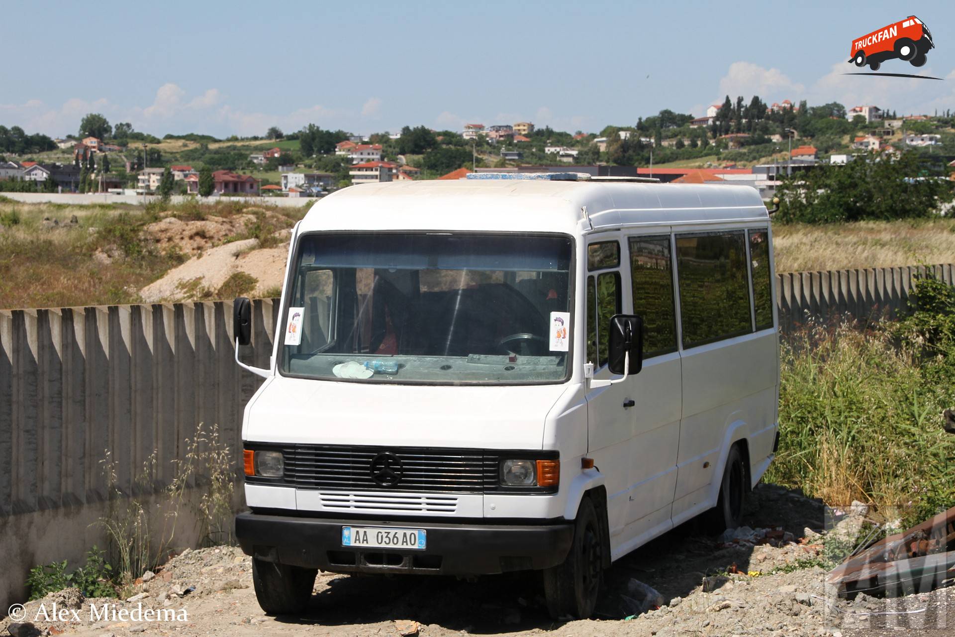 Mercedes-Benz T2 schoolbus in Durrës, Albanië
