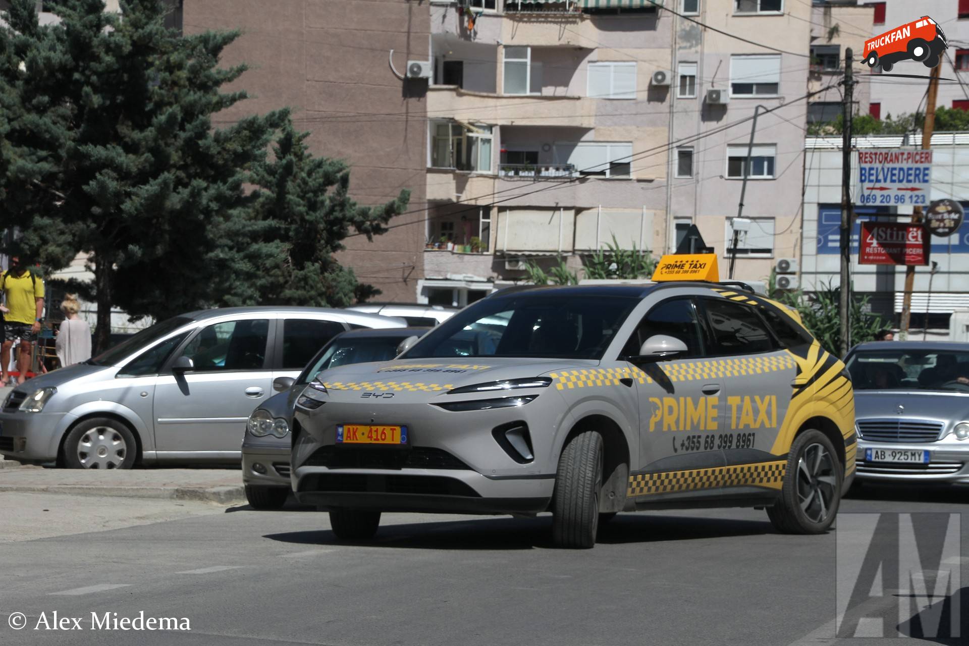 Taxi met Albanees kenteken AK 416T in Durrës