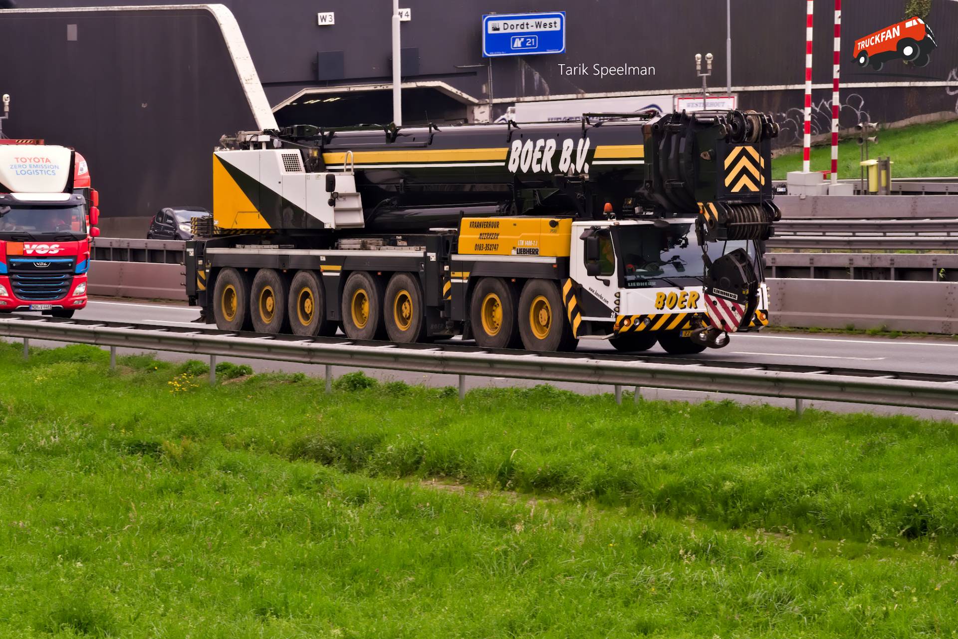 Liebherr LTM 1400-7.1 hijskraan op de A16