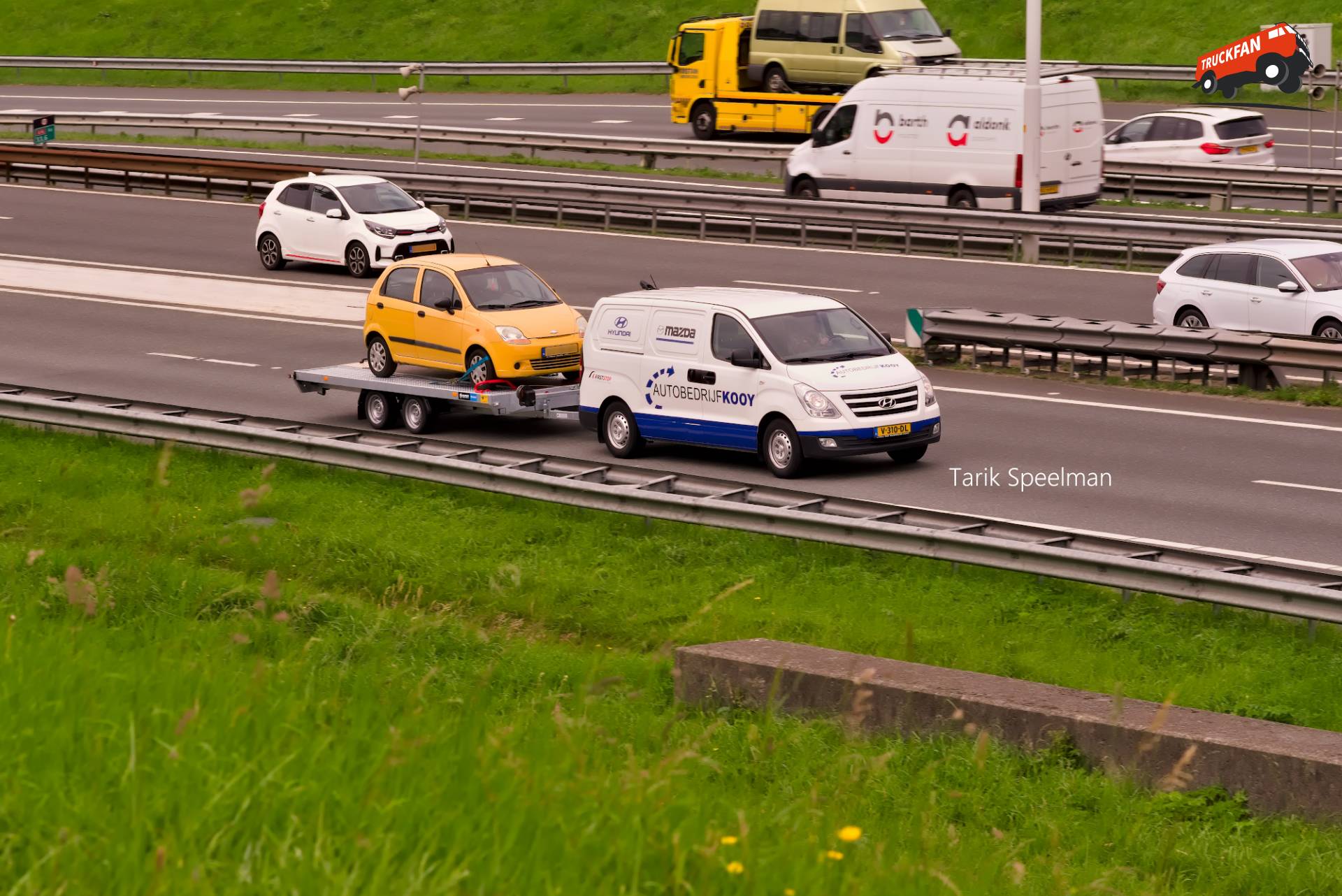 Hyundai H-1 Autotransport op A16