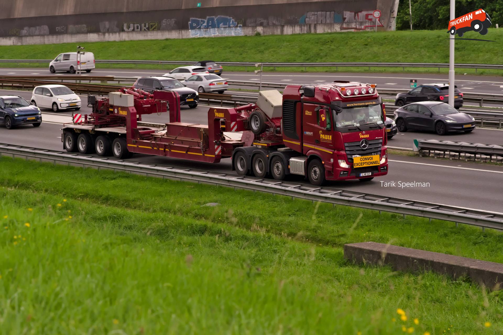 Titan zwaartransport trekker van Hermann Paule op de A16