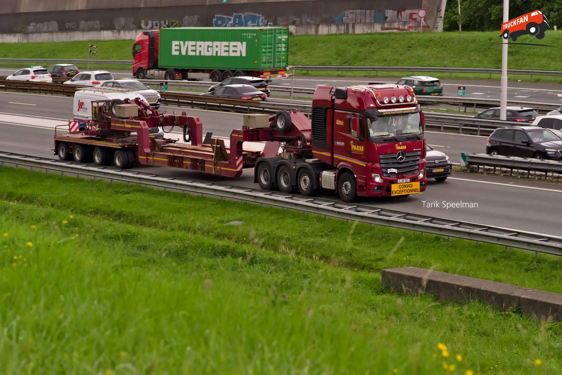 Titan zwaartransport trekker van Hermann Paule op de A16