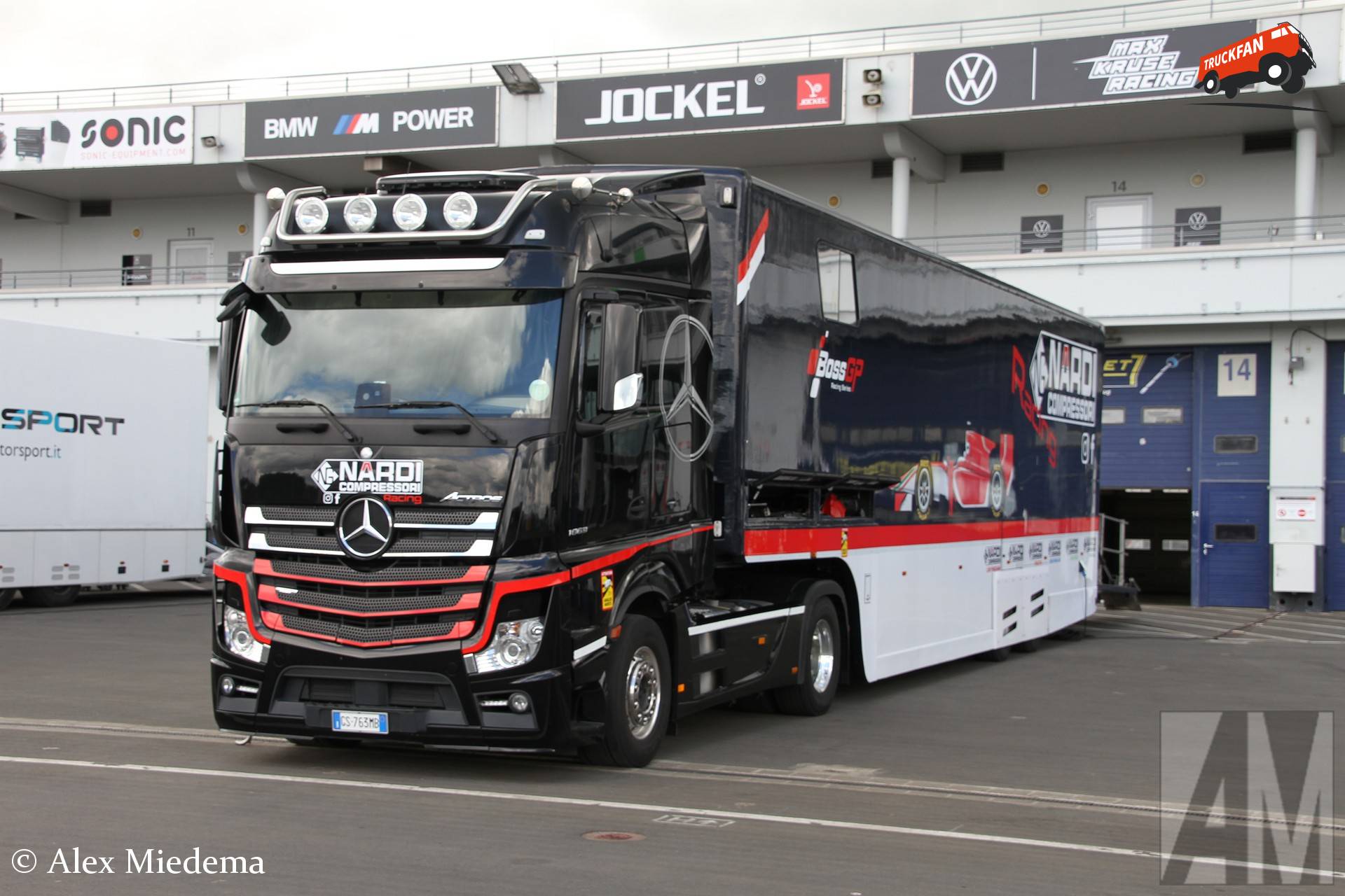Mercedes-Benz Actros 1863 racetransporter bij Nürburgring