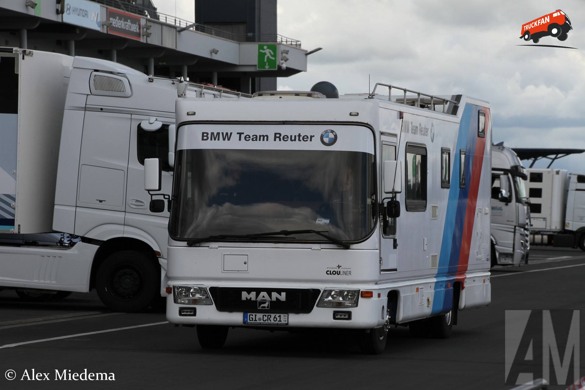 Clou Liner camper van BMW Team Reuter op Nürburgring paddock