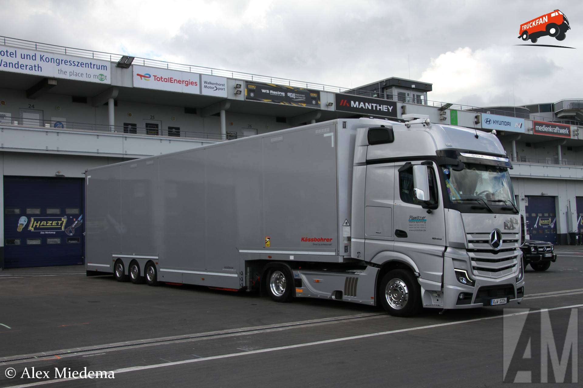Mercedes-Benz Actros GigaSpace met Kässbohrer oplegger