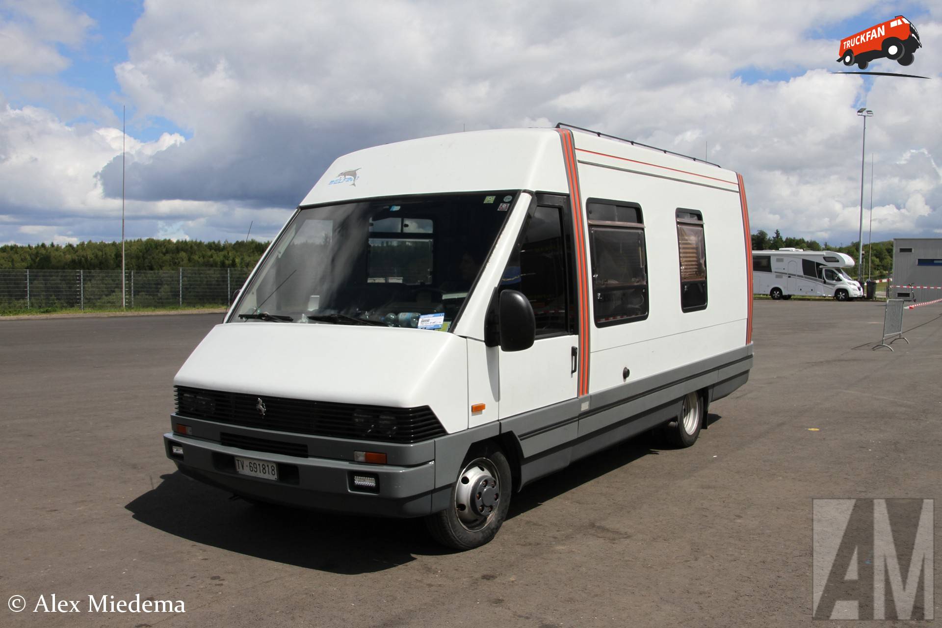 Onbekende camper met Ferrari en Delfin logo's