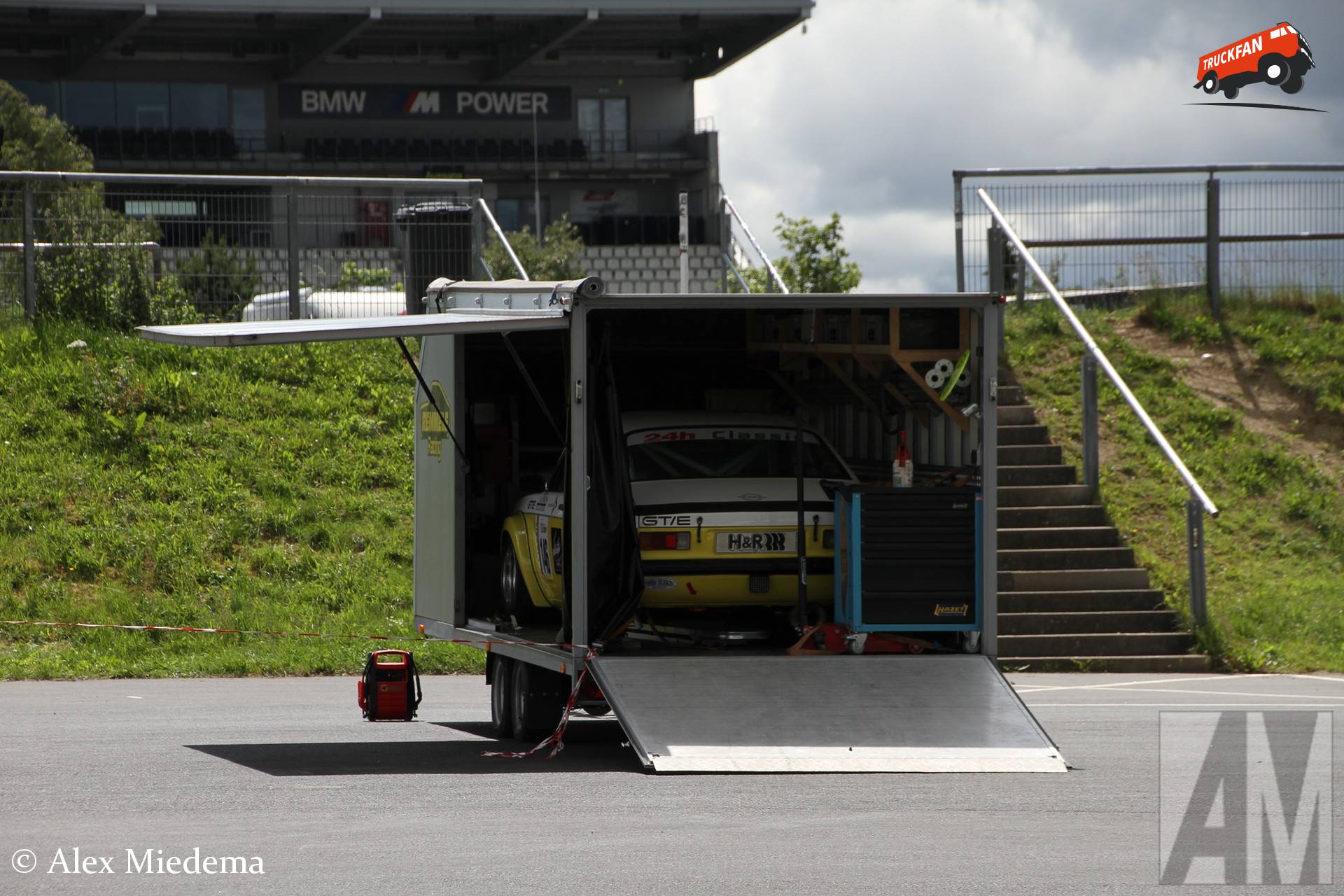 Race transporter met Opel Kadett C tijdens Nürburgring Classic 2026