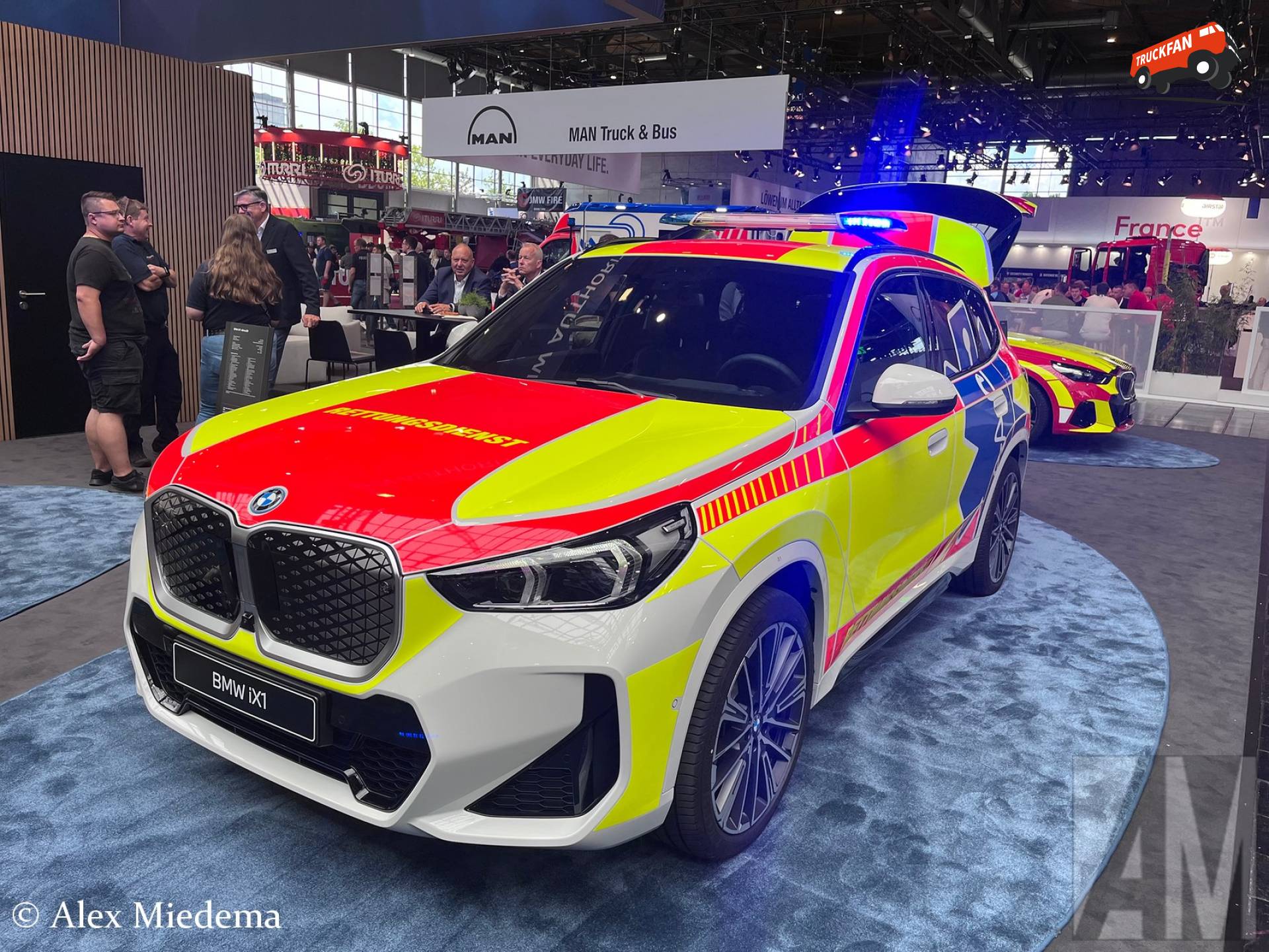 BMW iX1 Rettungsdienst uitvoering op Interschutz 2026