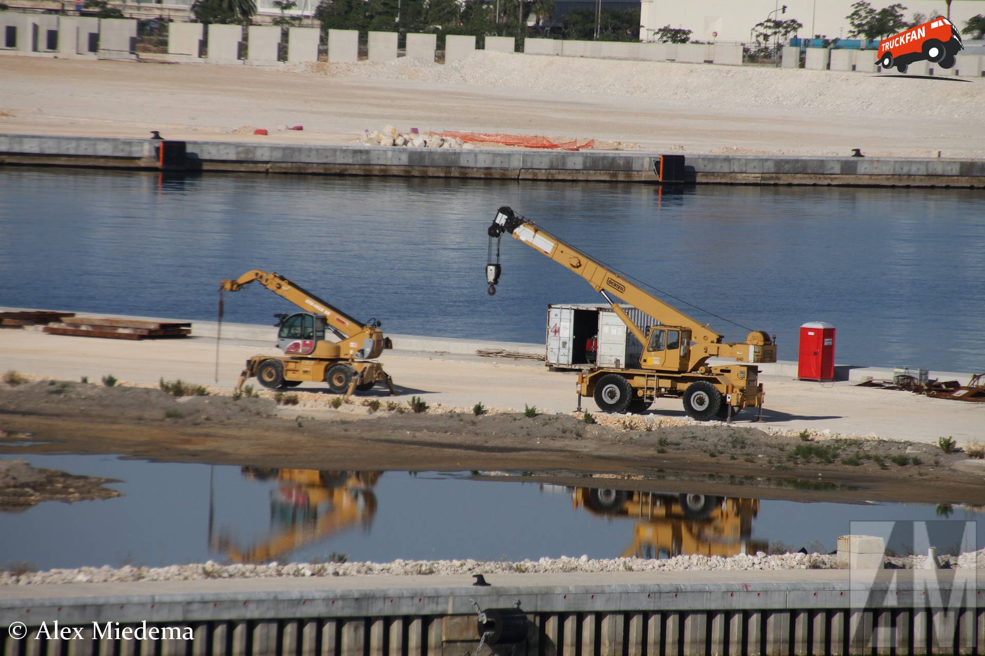 Locatelli model 840 telescoopkraan in Bari
