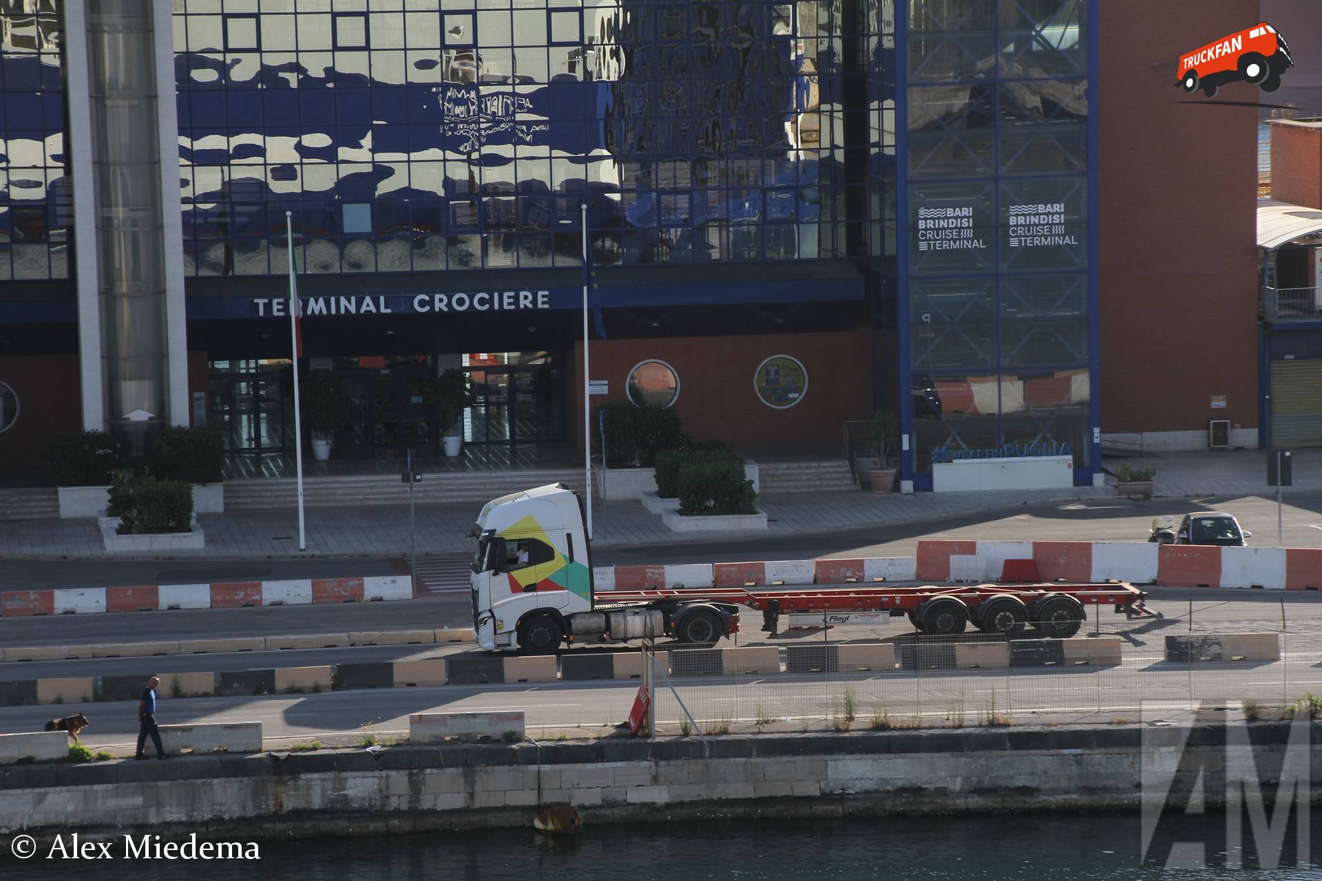 Iveco S-Way truck in Bari, Italië