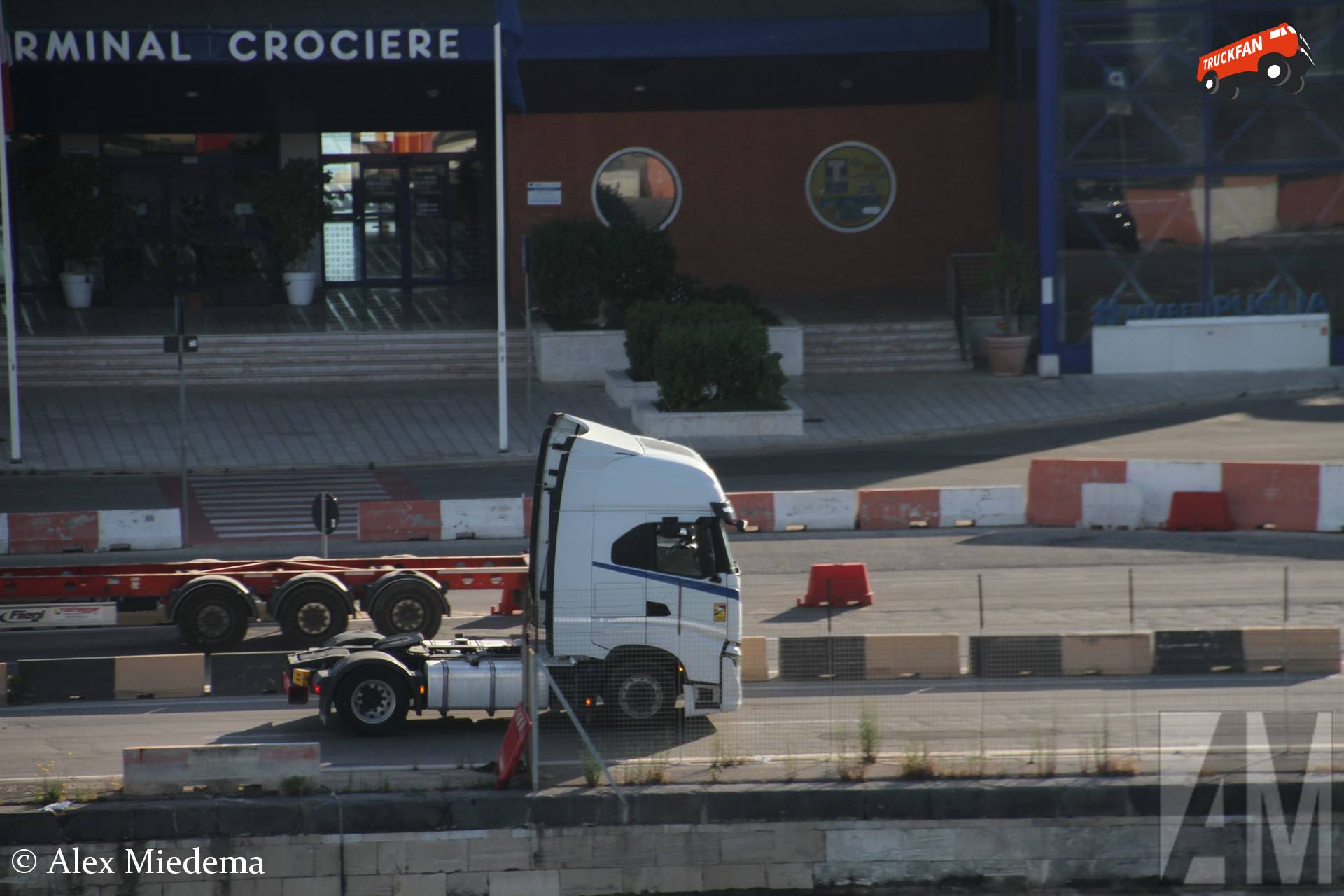 Iveco S-Way vrachtwagen in Bari, Italië