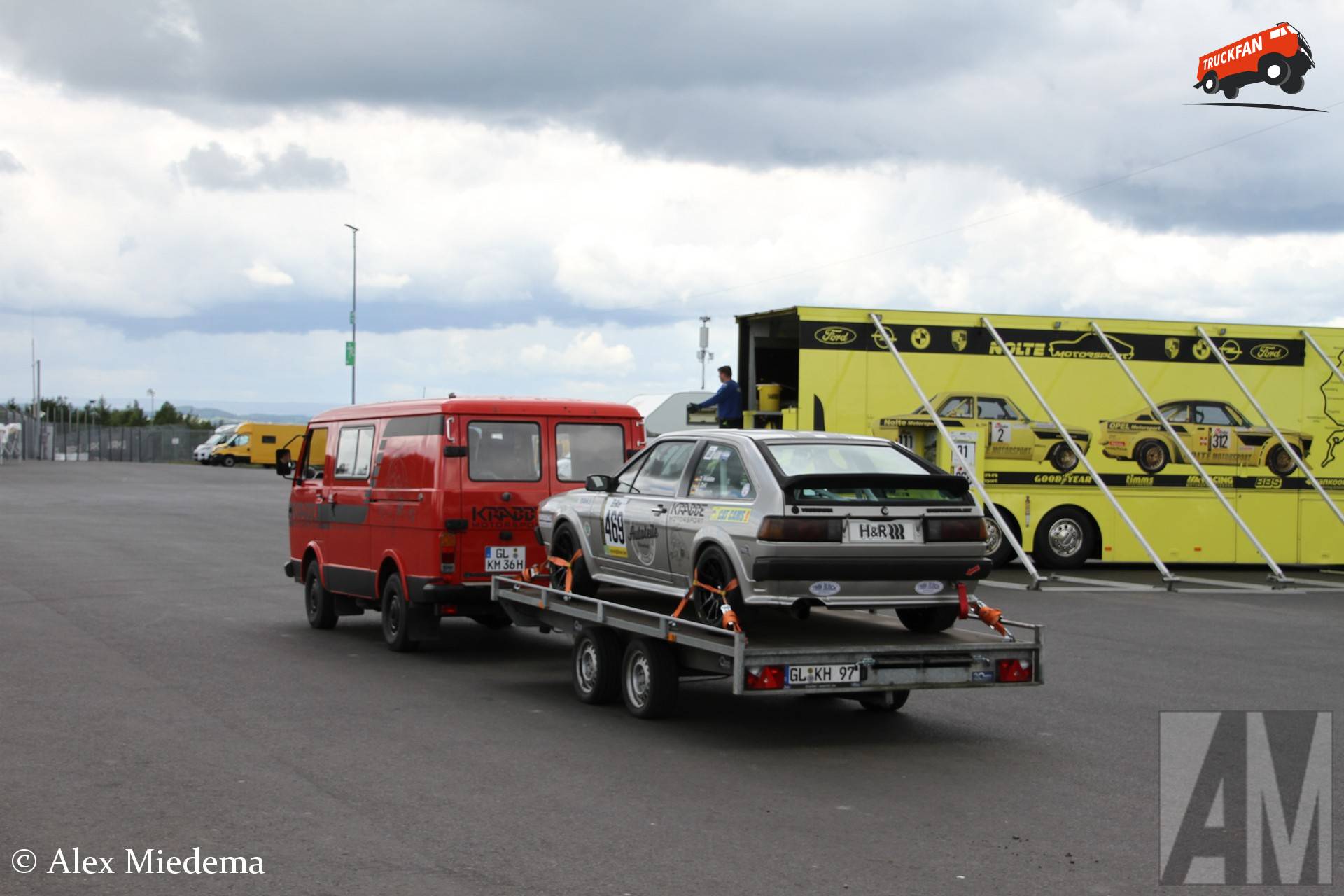 Volkswagen LT 35 met Alyss aanhangwagen op Nürburgring paddock