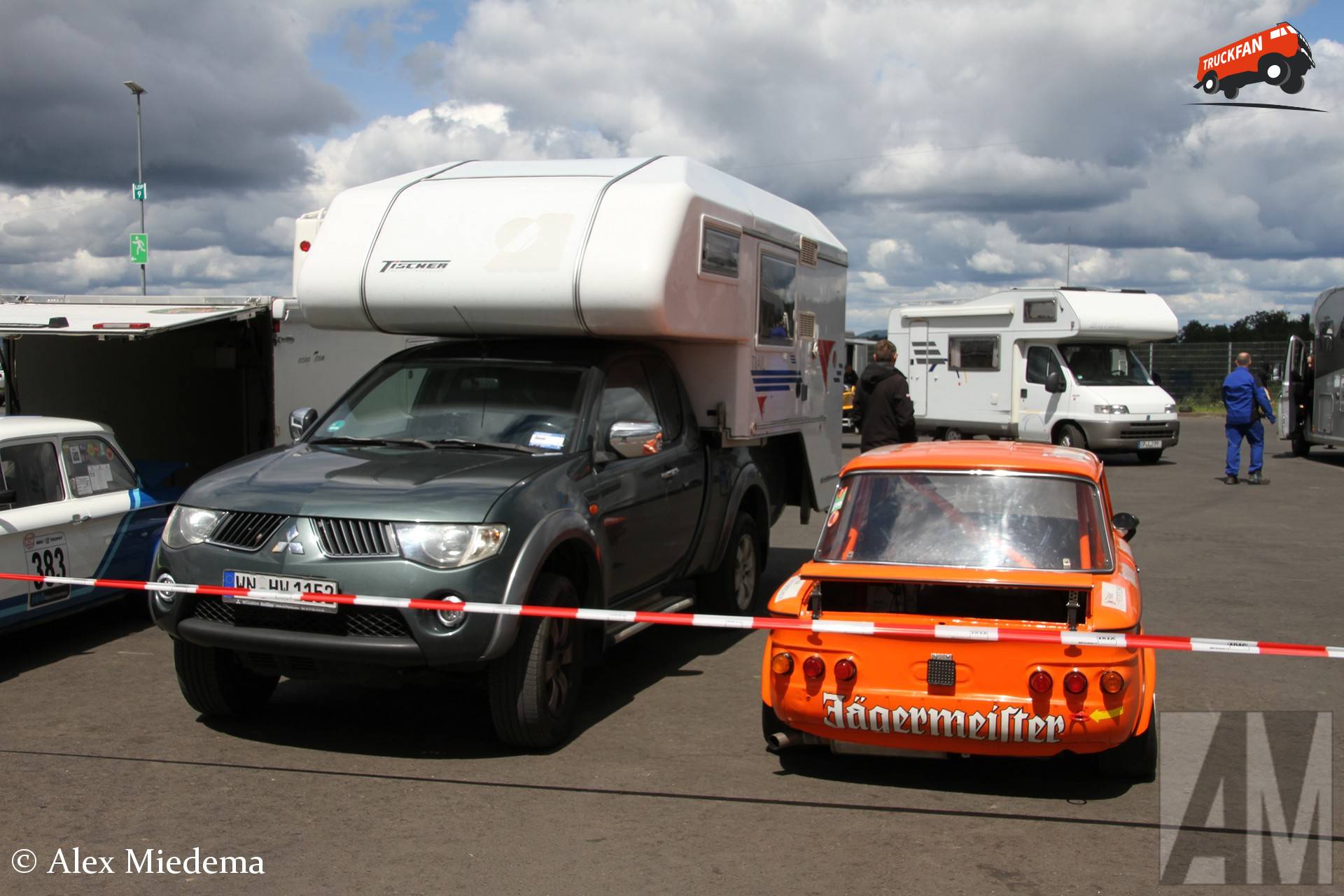 Tischer Camperunit naast NSU TT in Jägermeister kleuren