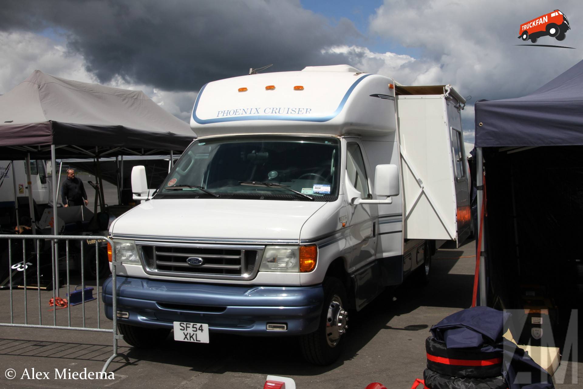 Ford E350 Super Duty Phoenix Cruiser op paddock