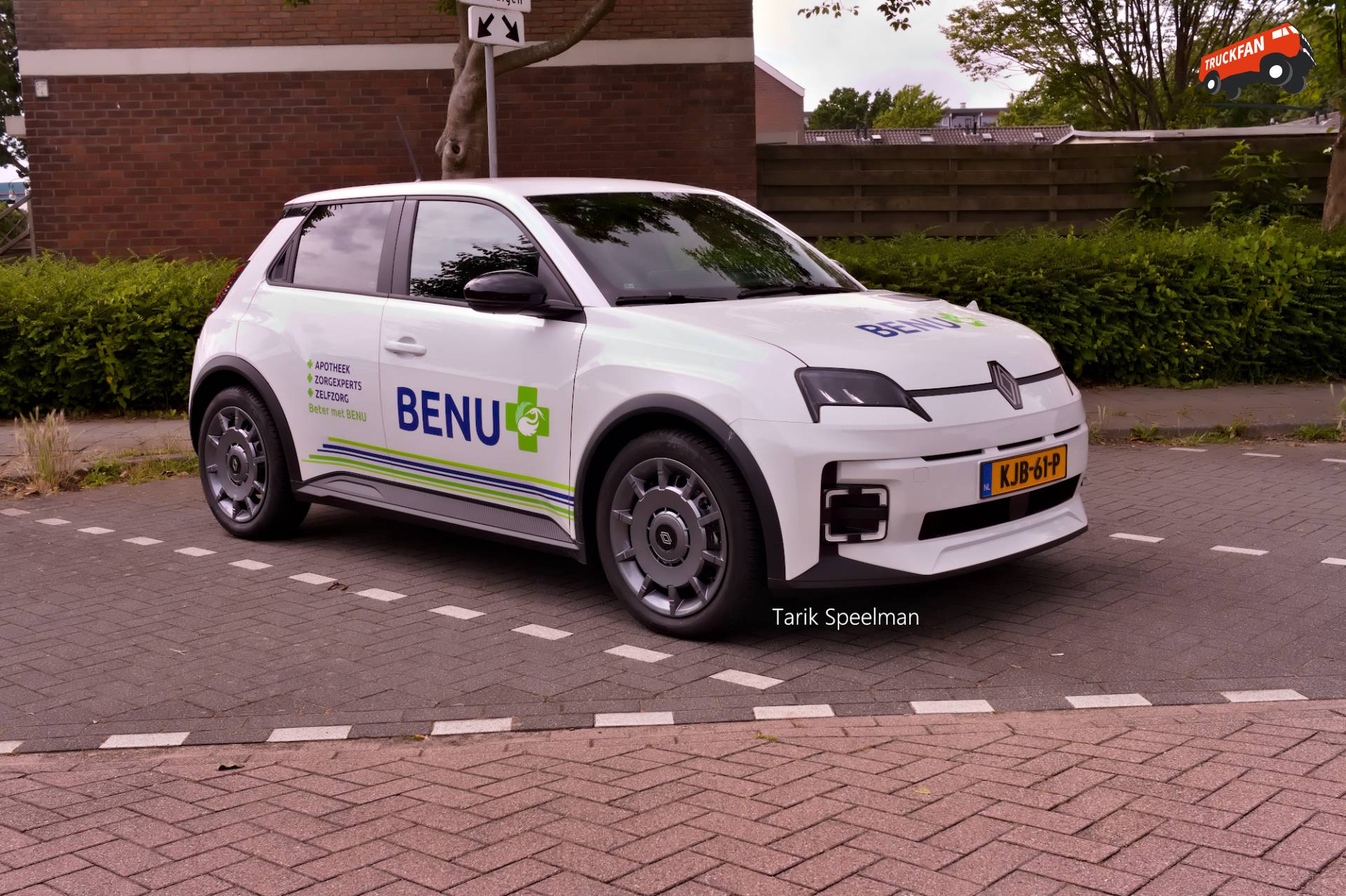Renault personenauto bij Benu Apotheek in Zwijndrecht