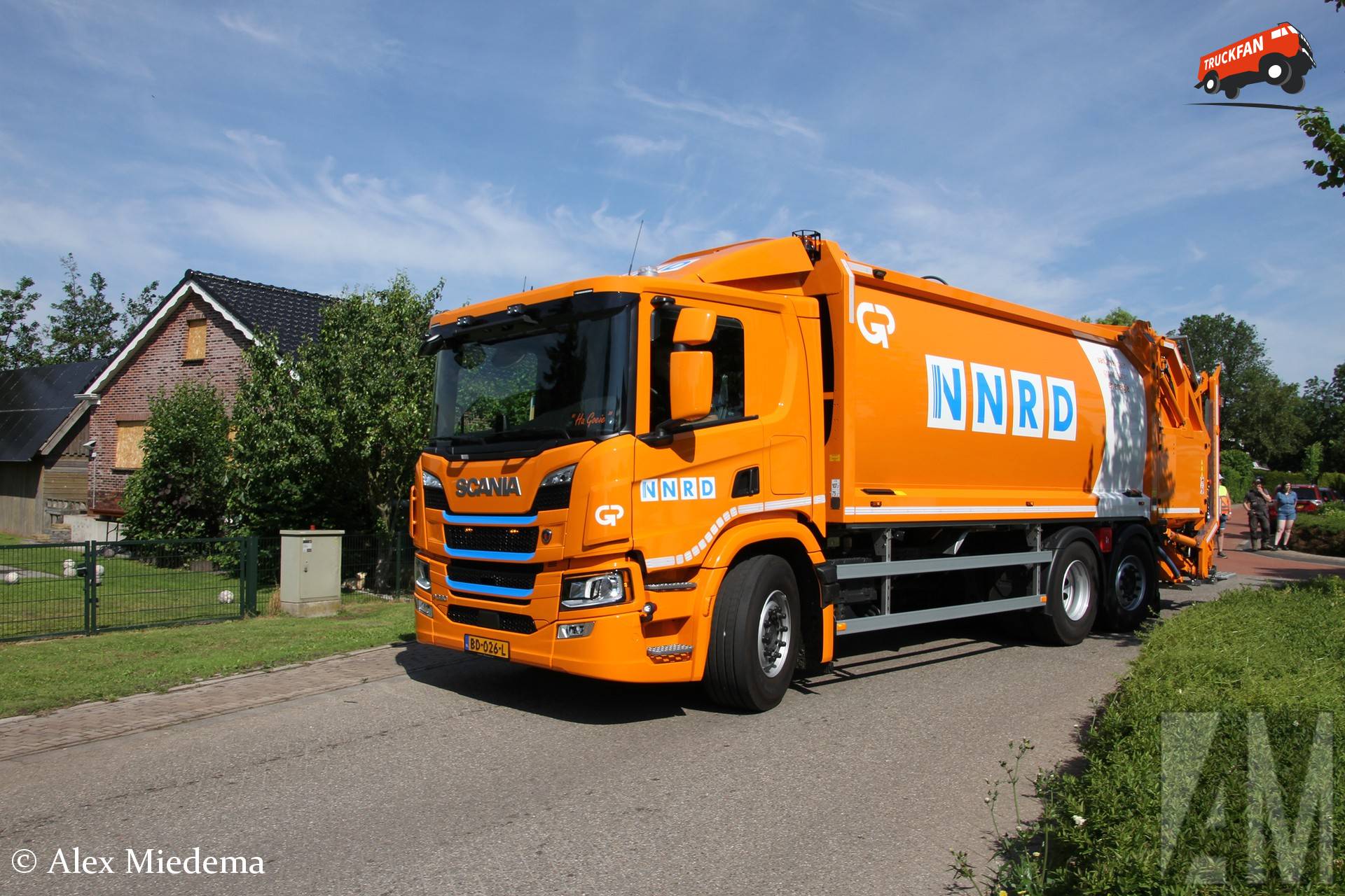 Scania P360 truck with Haller skip loader