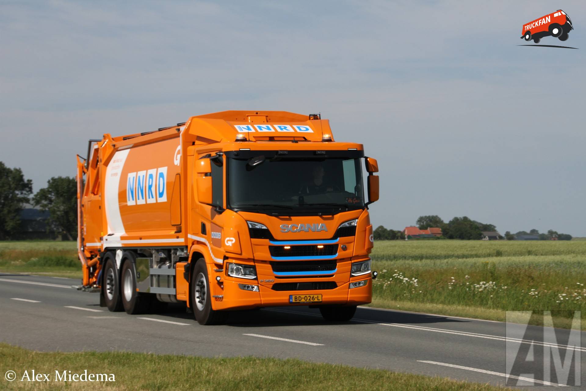 Scania P360 B6x2*4NB CP 17L met Haller kraakpers