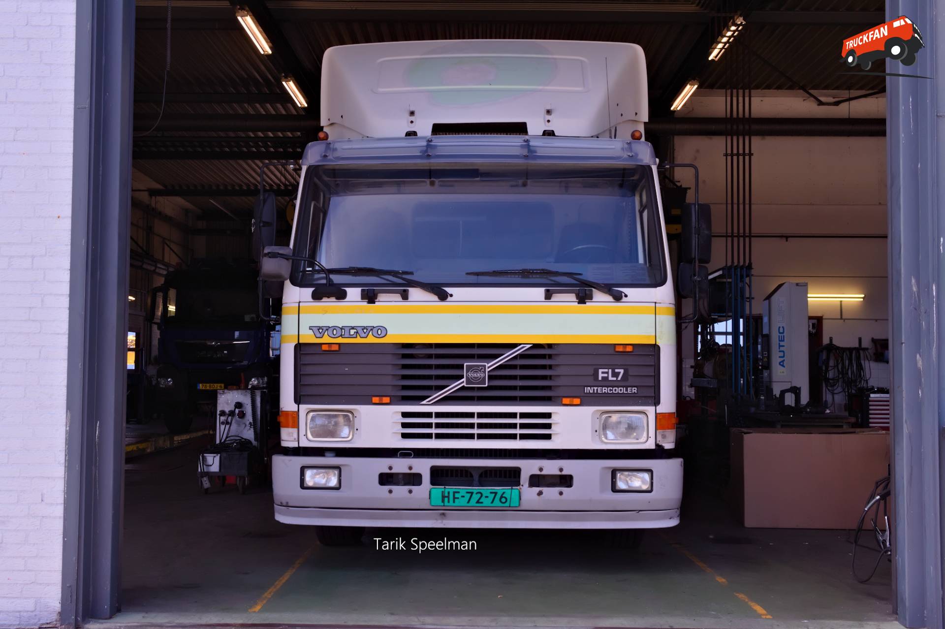 Volvo FL7 met tijdelijke kentekenplaat in Zwijndrecht