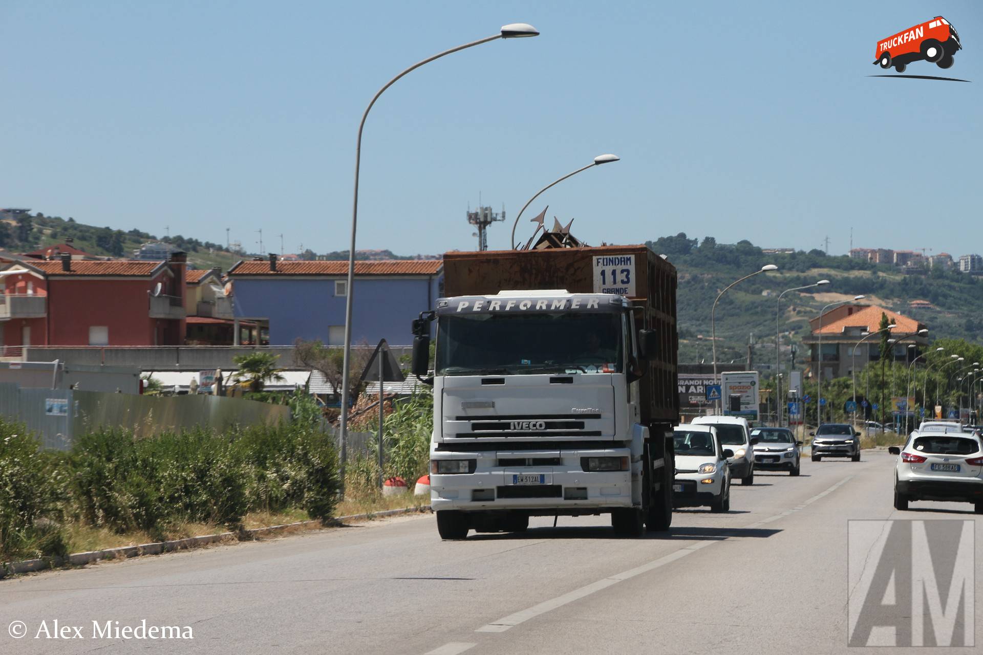 Iveco EuroTech vrachtwagen nabij Adriatische kust