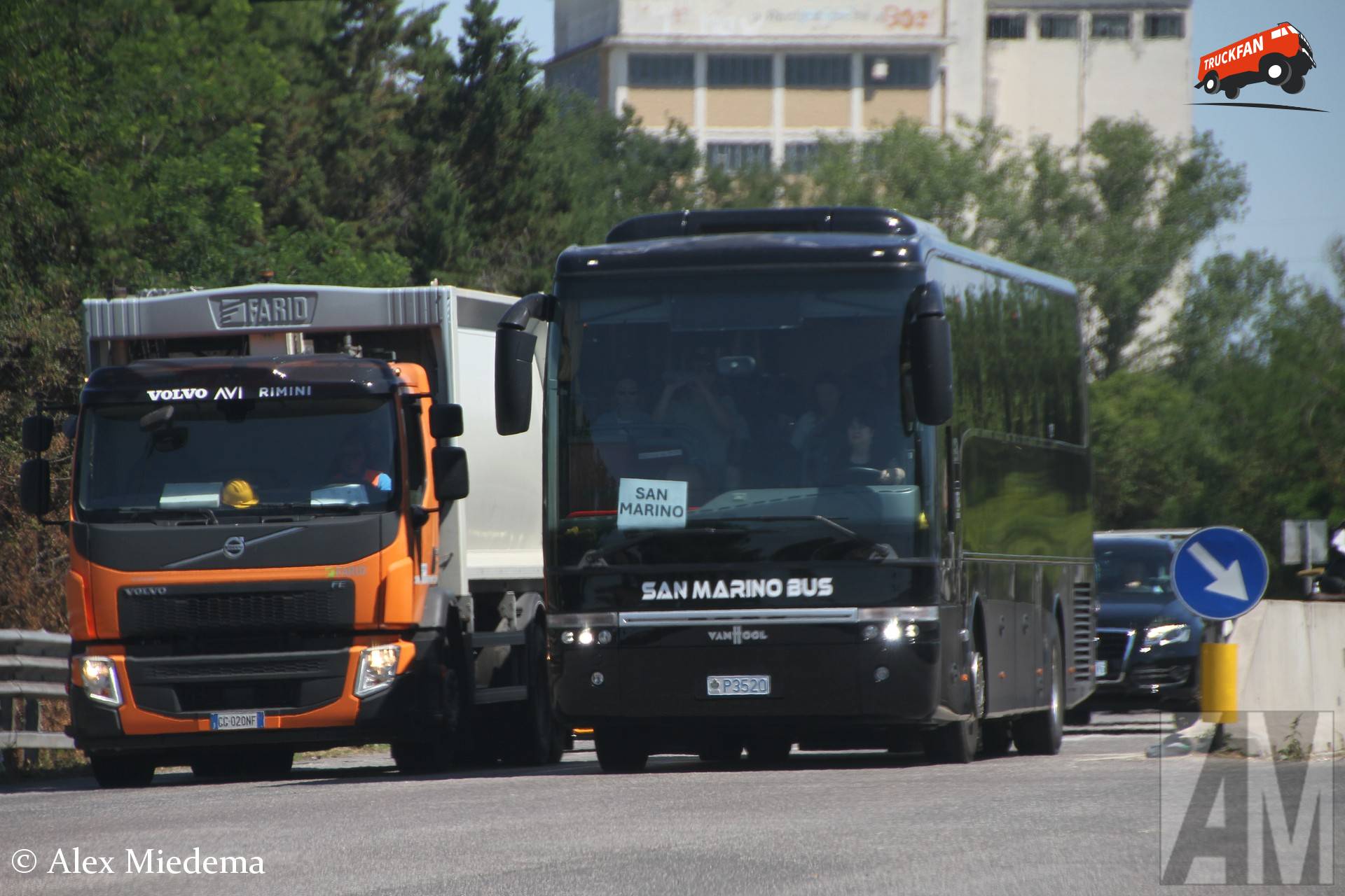 Touringcar met kenteken P3520 uit San Marino