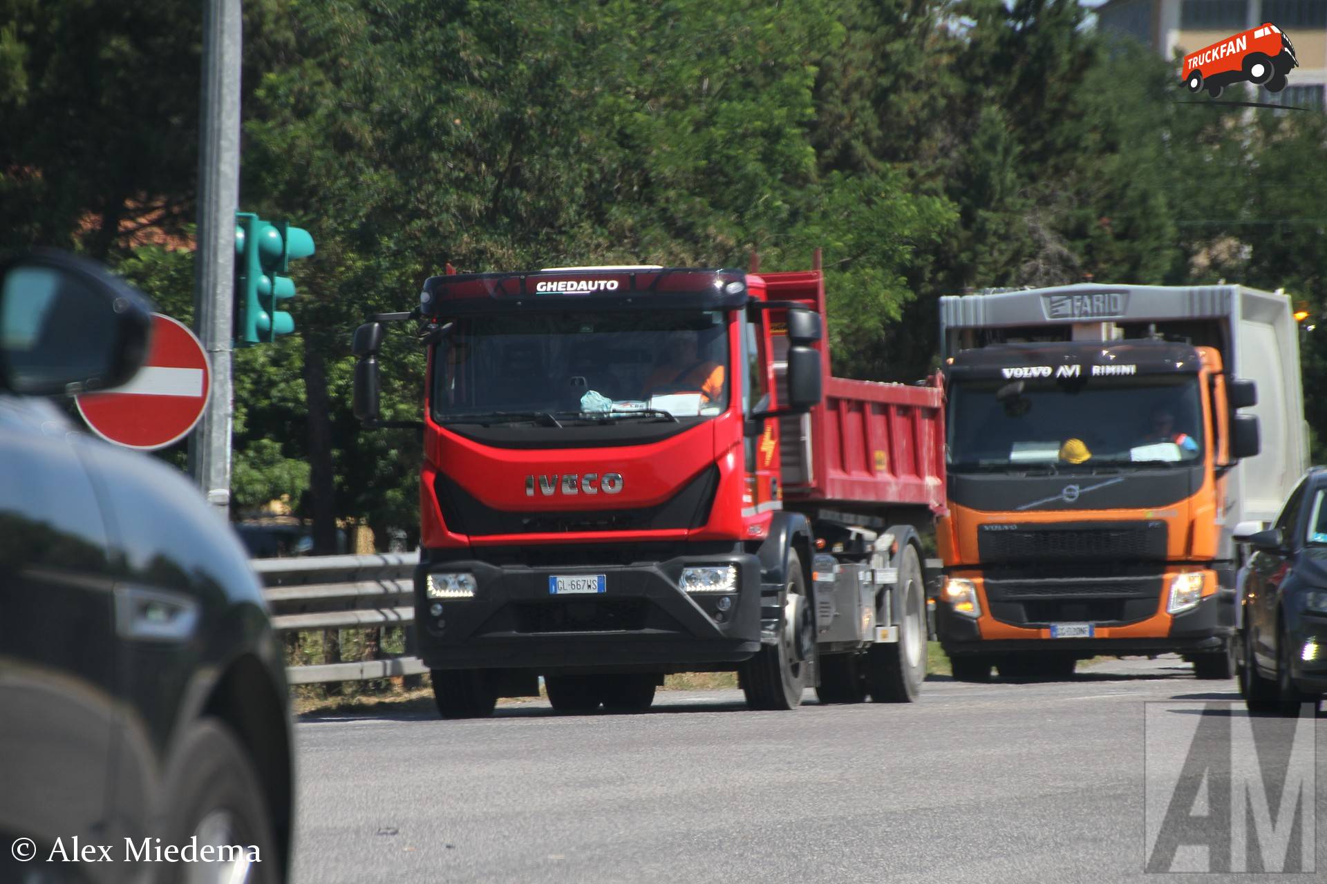 Iveco Eurocargo vrachtwagen op de weg tussen Rimini en San Marino