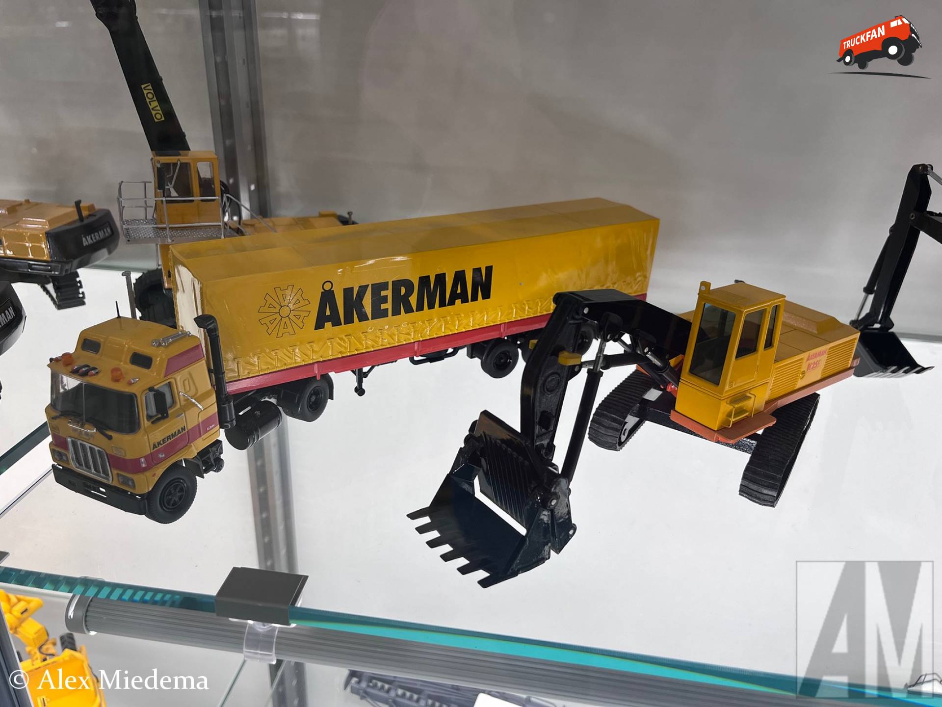 Model van Åkerman graafmachine en Mack F-serie truck in Zwitserland