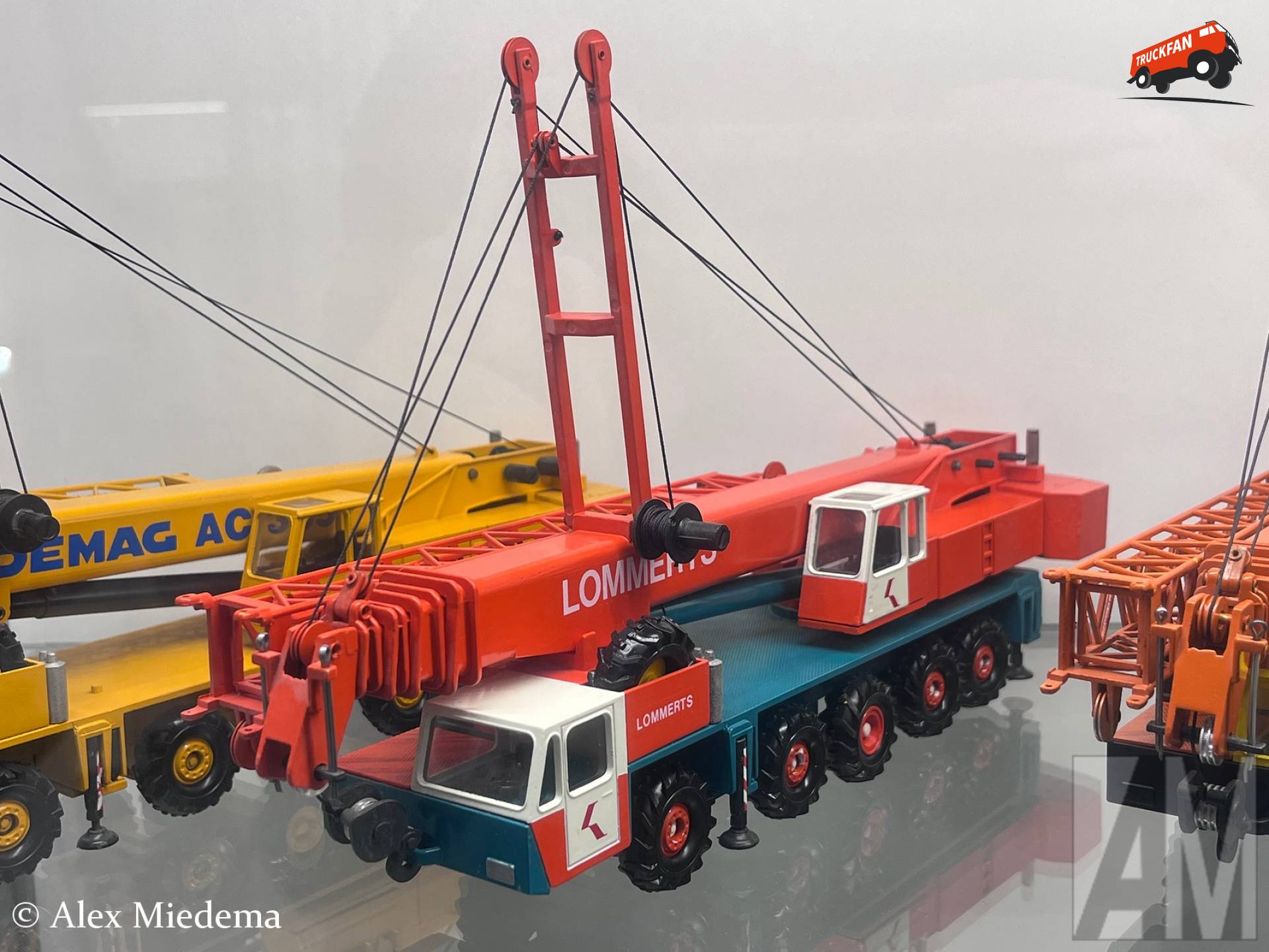 Telescoopkraanmodel in Lommerts kleuren in een Zwitsers museum