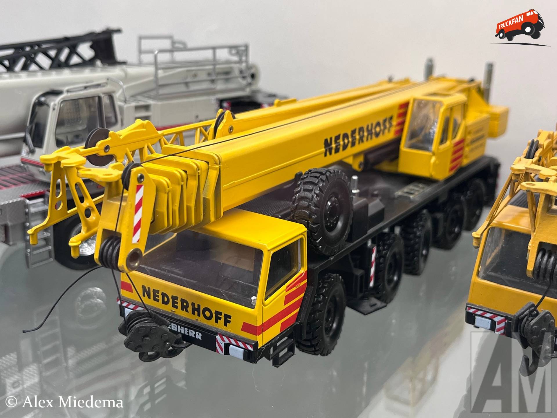 Liebherr telescoopkraanmodel in Nederhoff kleuren in Ebianum Baggermuseum