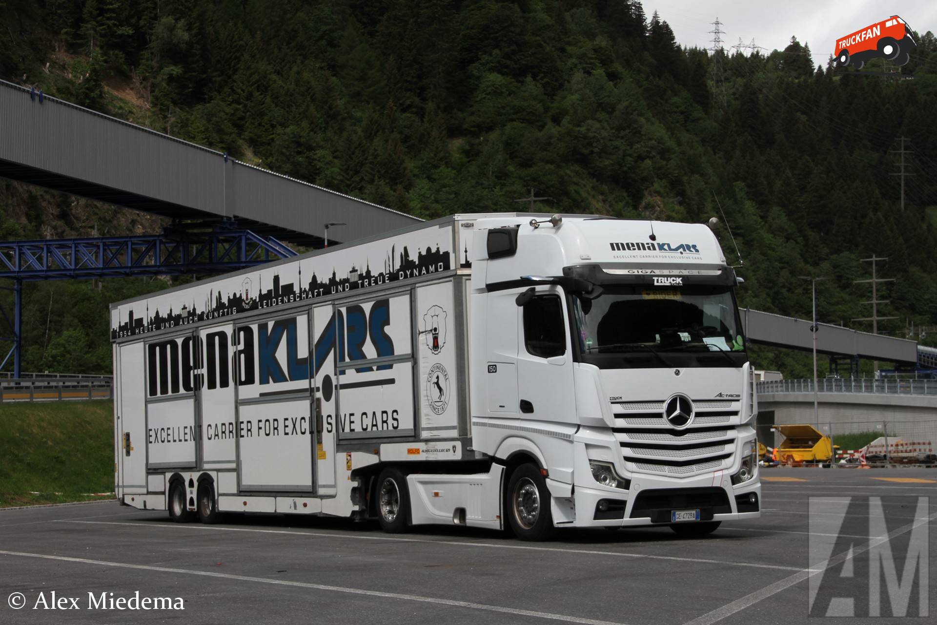 Mercedes-Benz Actros MP5 vrachtwagen met Rolfo gesloten autotransporter