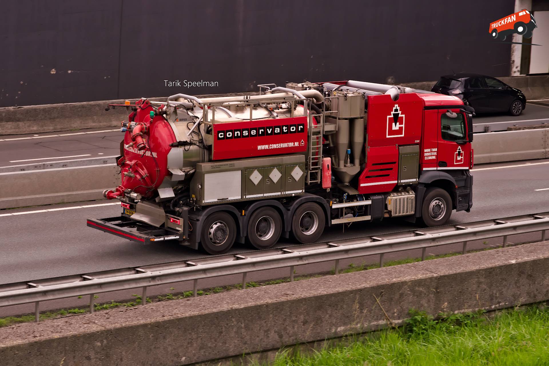 Mercedes-Benz Arocs met wagennummer 334 op A16