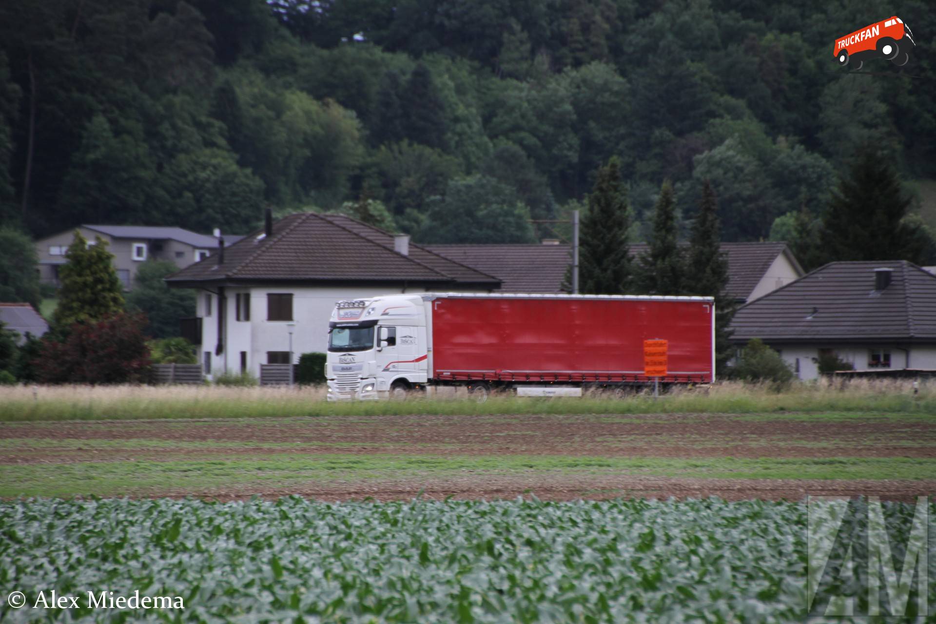 DAF XF Euro 6 vrachtwagen met Krone oplegger