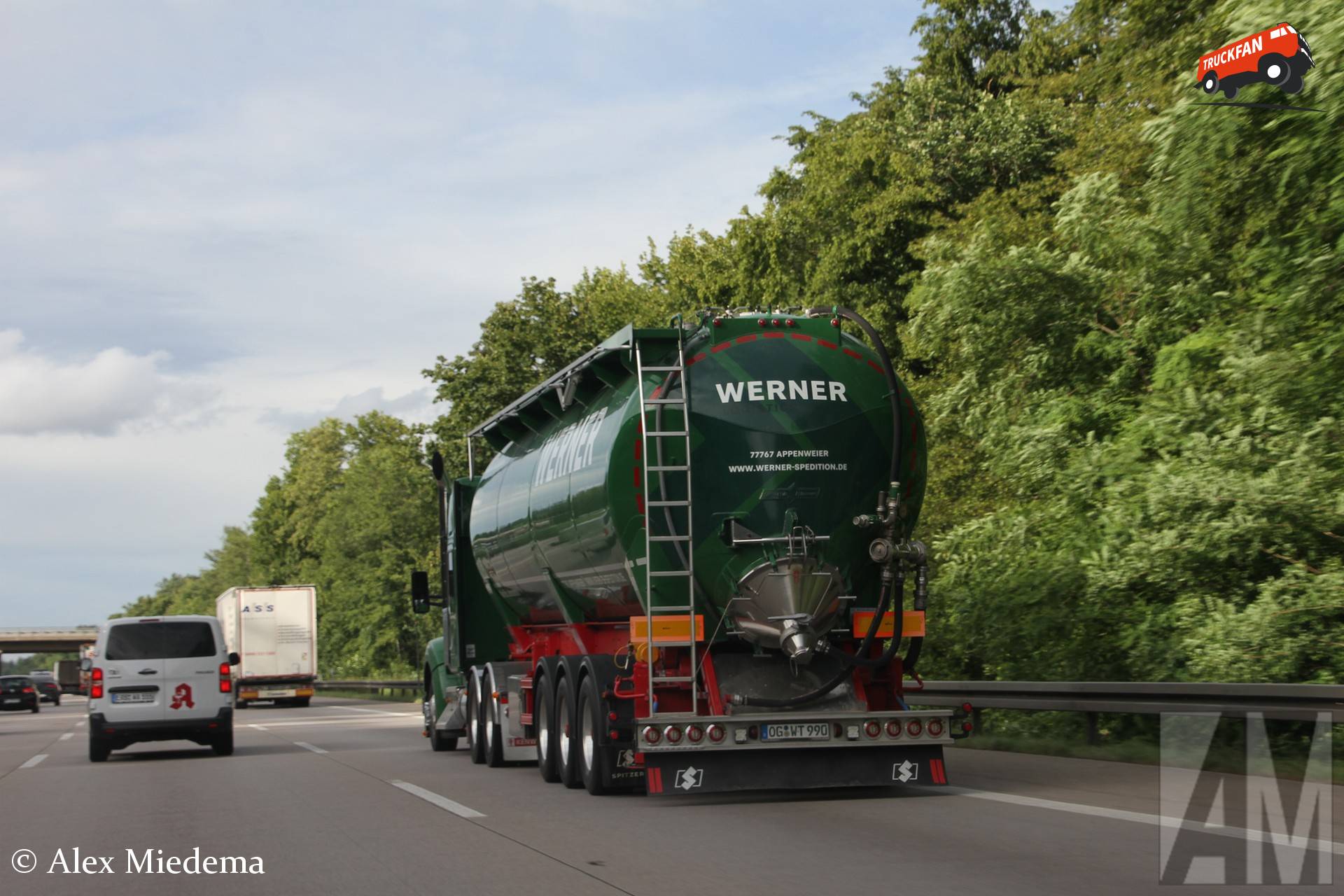 Kenworth Truck met Spitzer Bulktrailer in Duitsland