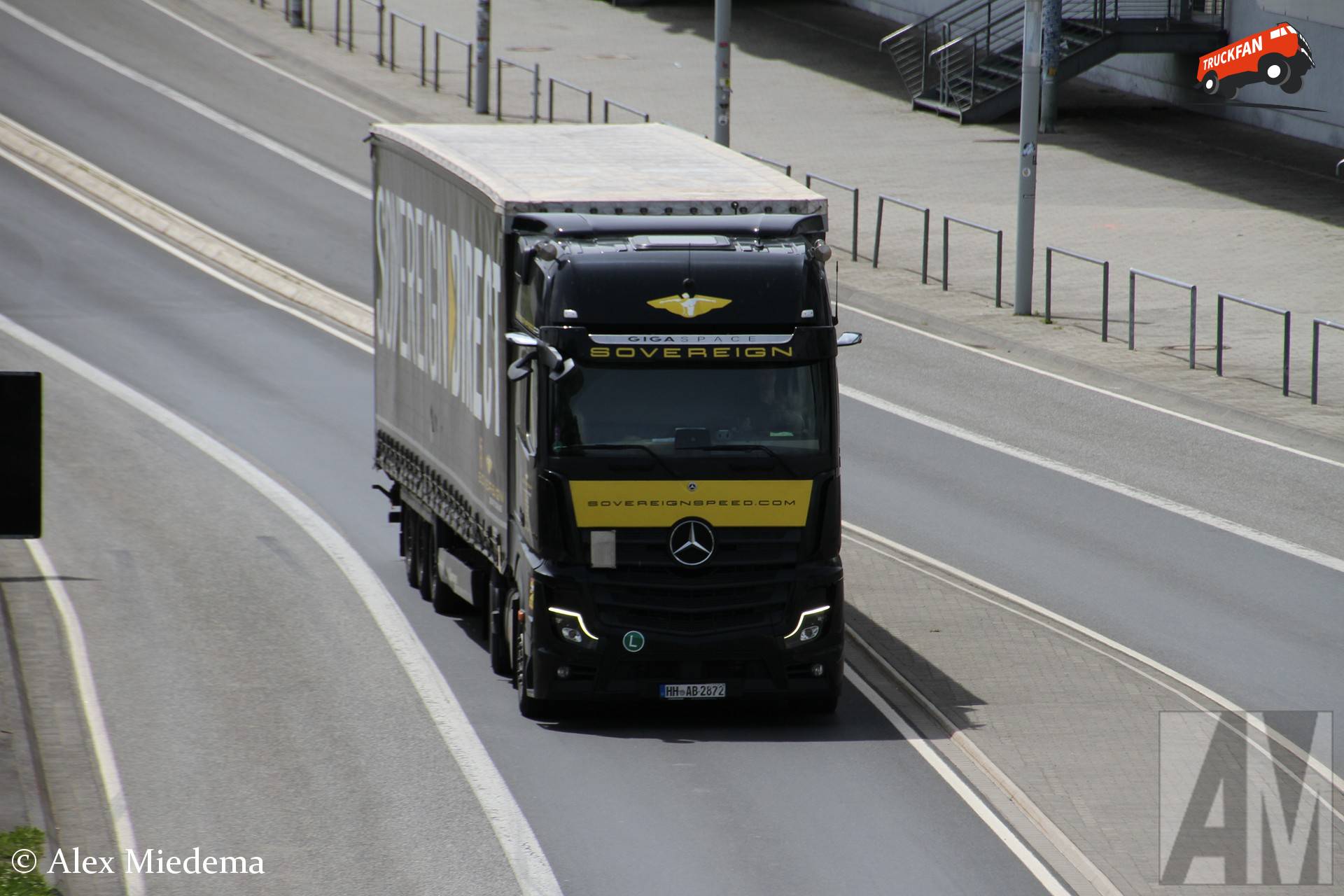 Mercedes-Benz Actros MP5 gekoppeld aan Krone oplegger bij Nürburgring Boulevard