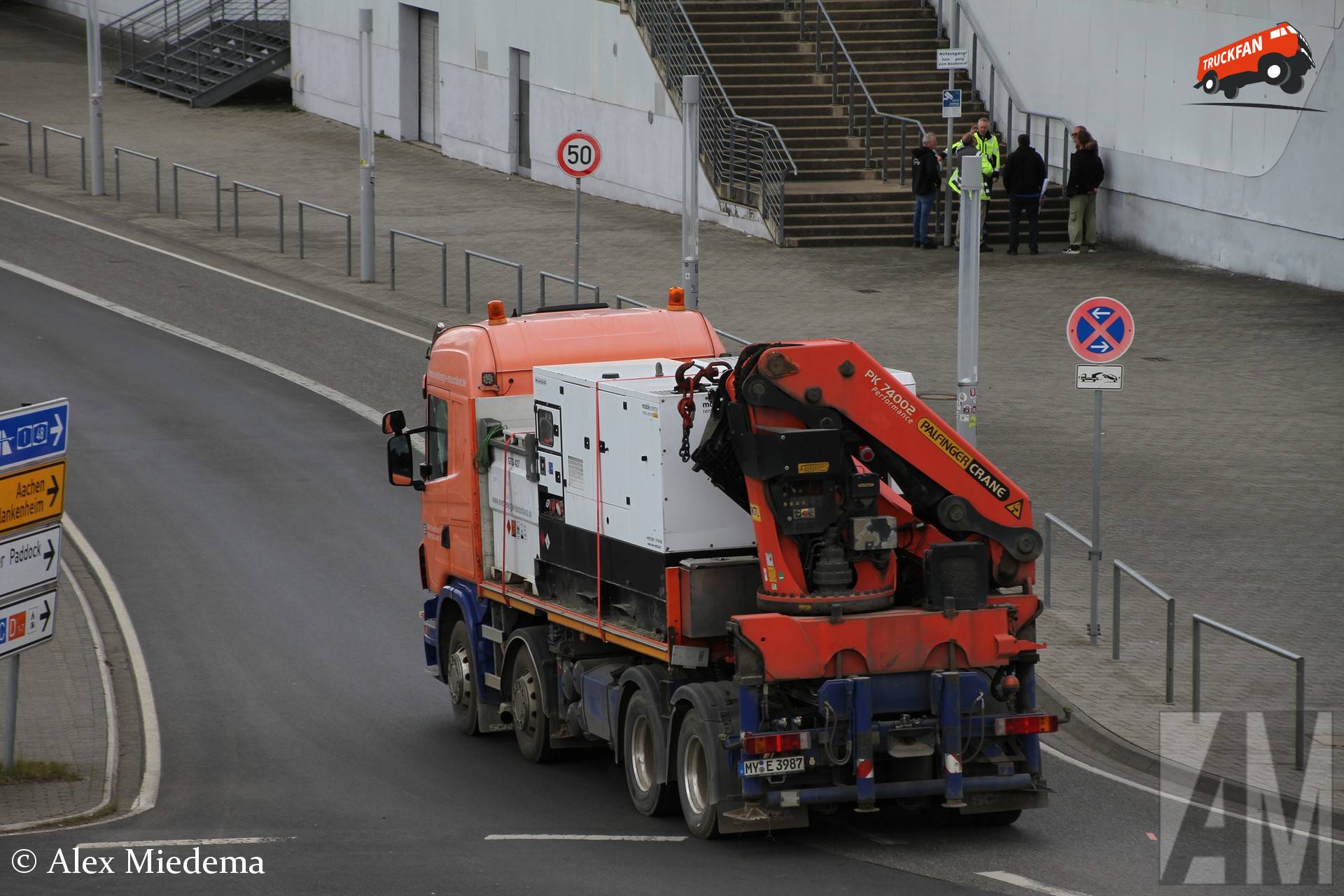 Scania G440 met Palfinger laadkraan bij Nürburgring Boulevard