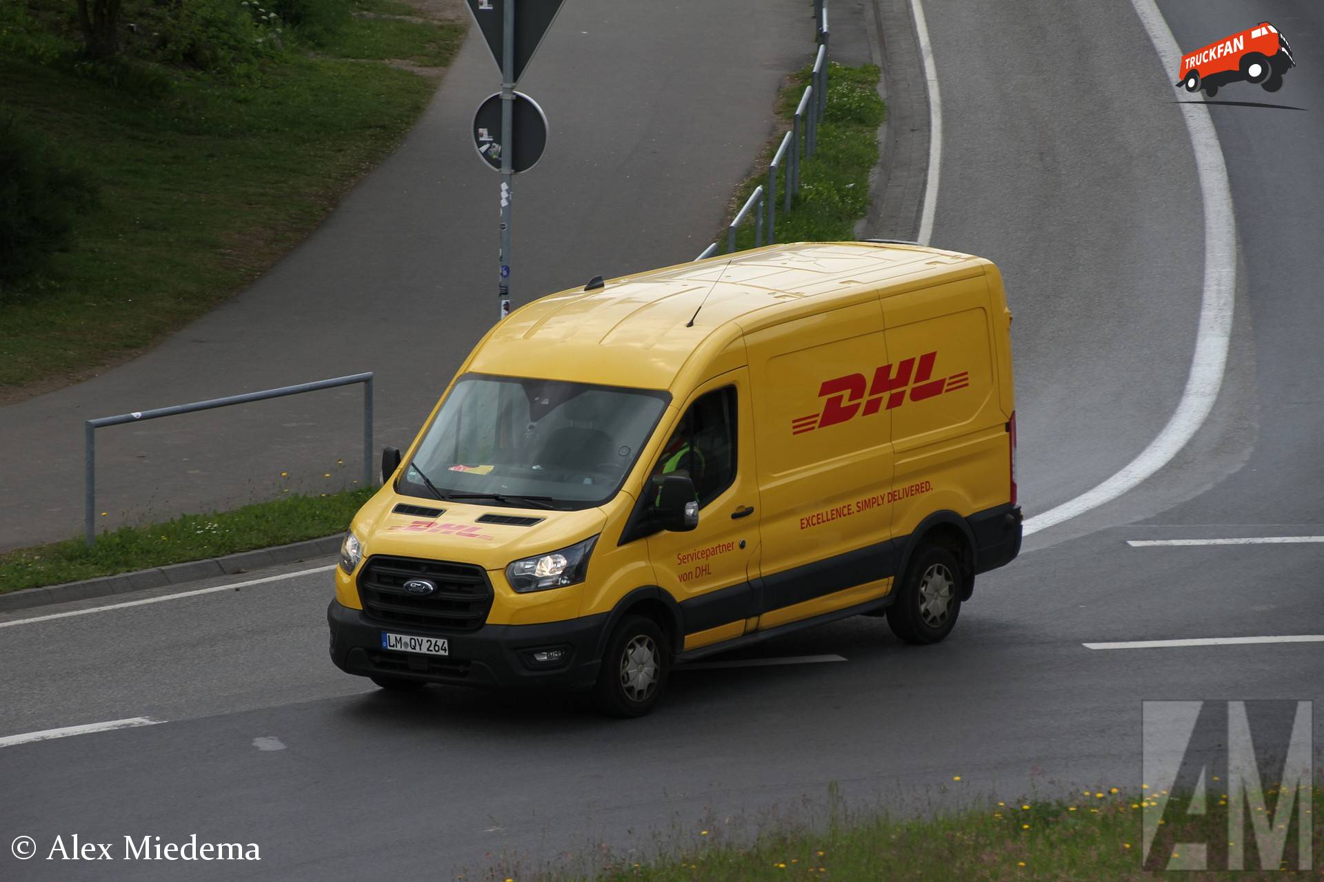 Ford Transit van DHL op Nürburgring Boulevard