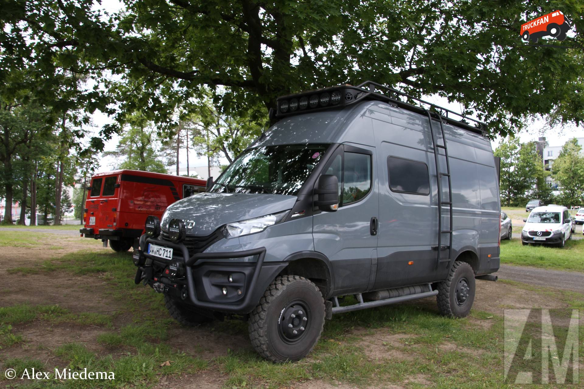 Iveco Daily 4x4 geparkeerd bij Nürburgring Boulevard