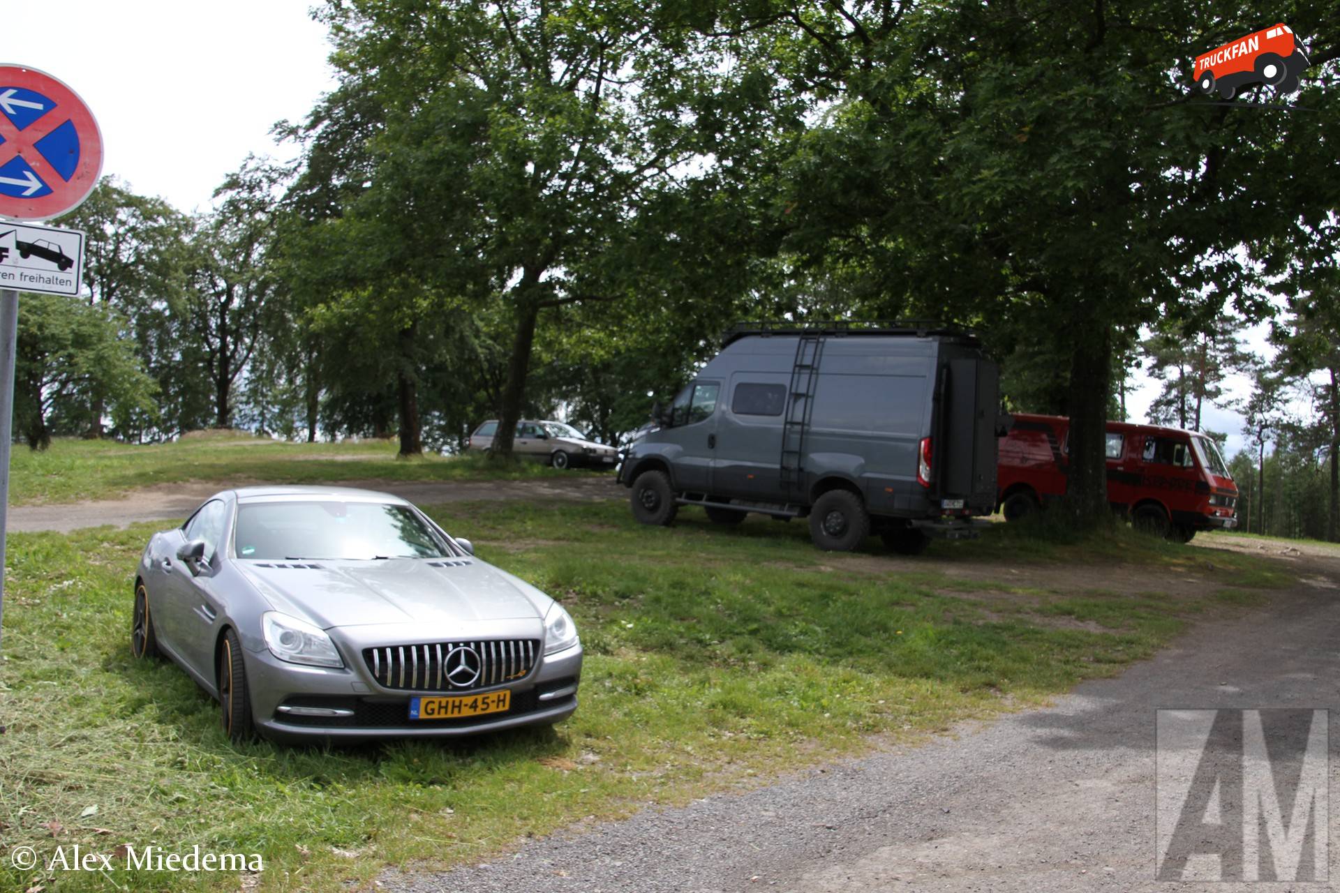 Mercedes-Benz SLK en Iveco Daily op parkeerplaats