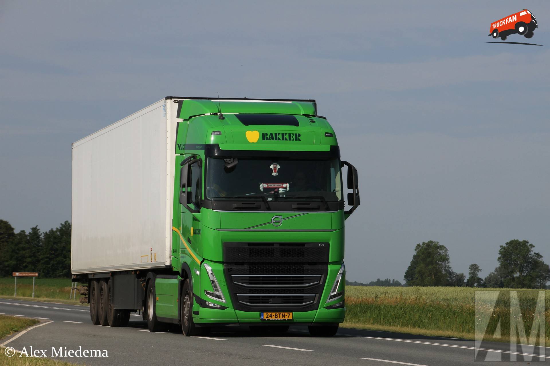 Volvo FH Truck van Bakker op N357 tussen Blije en Holwert