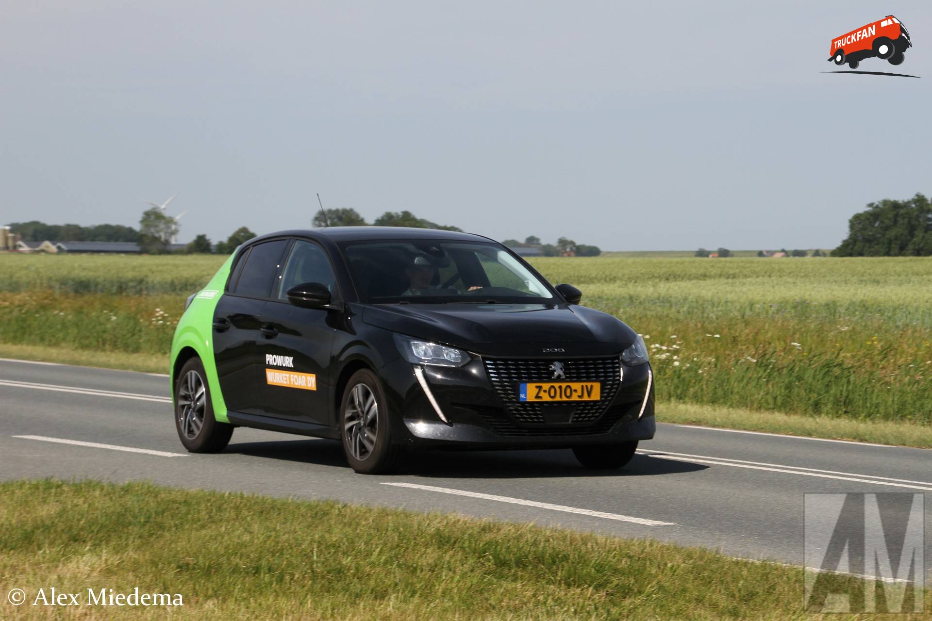 Peugeot 208 op N357 tussen Blije en Holwert