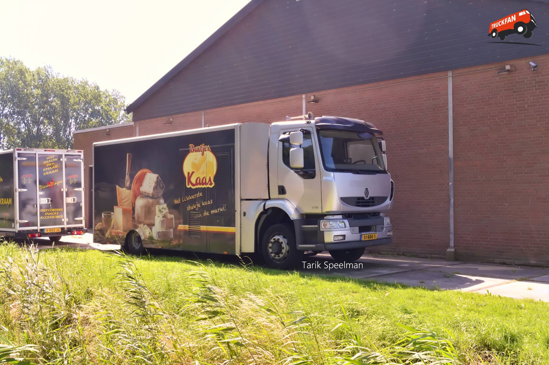 Renault Midlum marktkoopwagen met kenteken 51-BRK-3