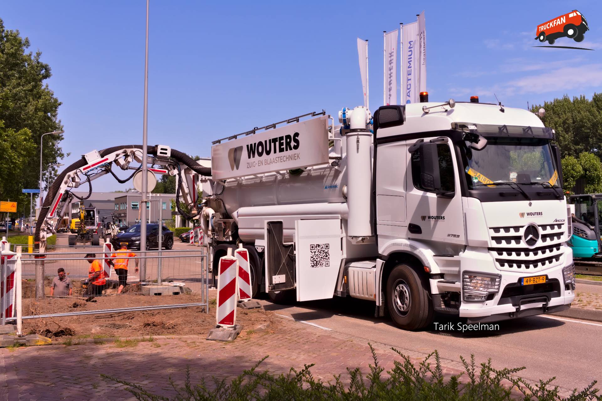 Mercedes-Benz Arocs vrachtwagen nummer 49-BZT-9 in Zwijndrecht