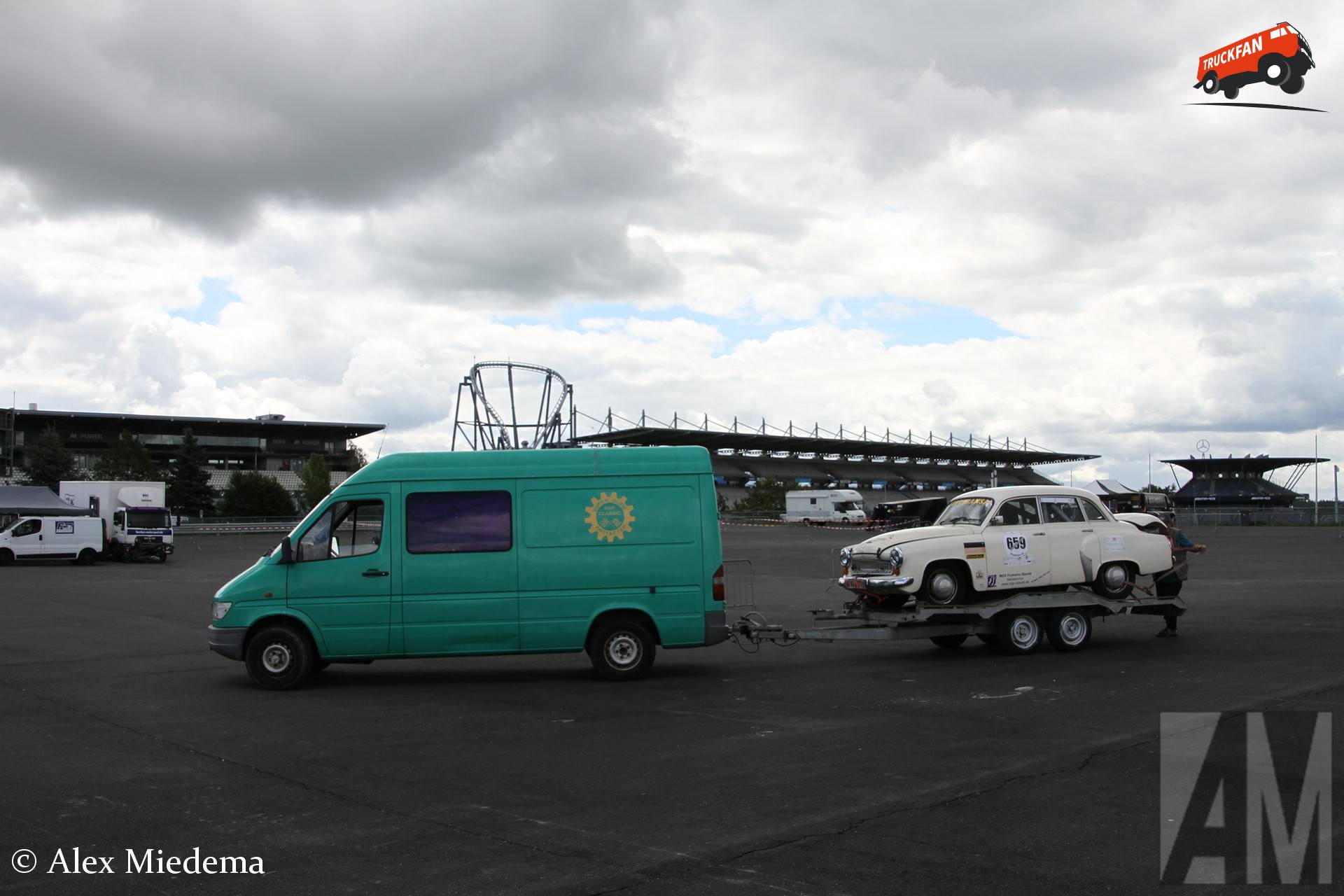 Mercedes-Benz Sprinter met Wartburg 311 op aanhangwagen
