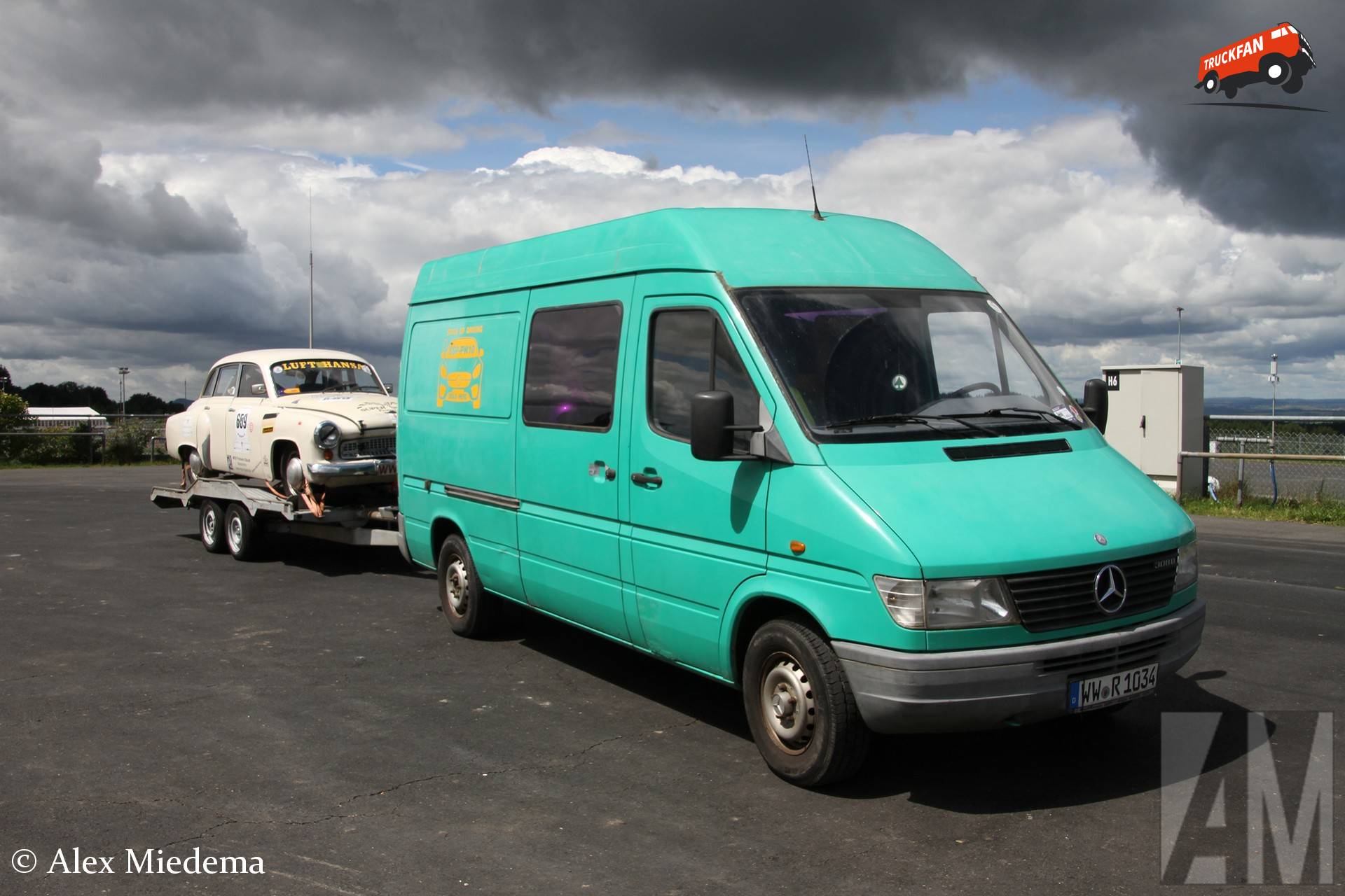 Mercedes-Benz Sprinter met Wartburg 311 op kar bij Nürburgring Classic