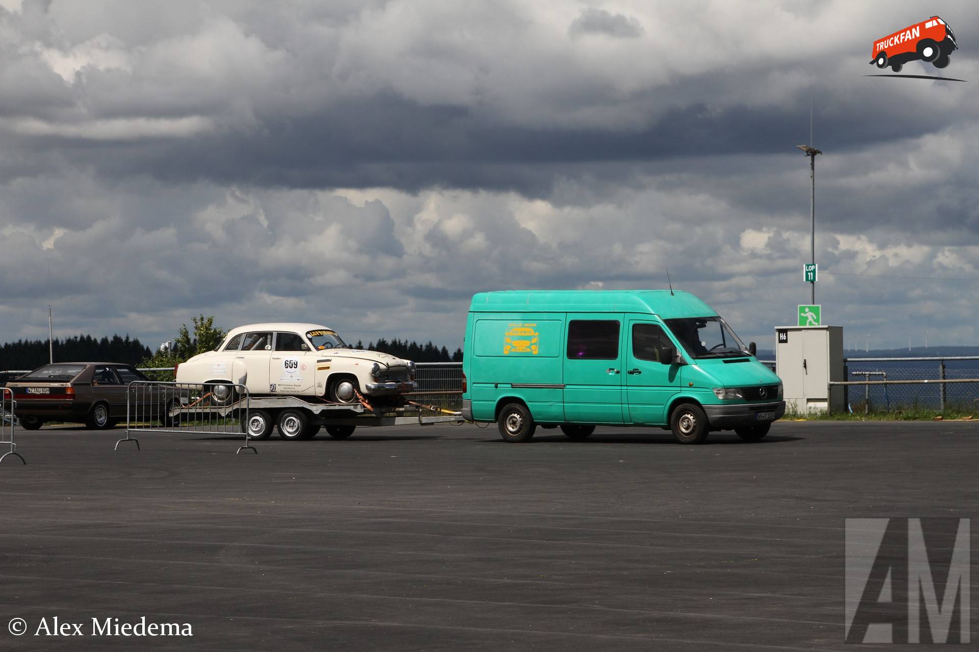 Mercedes-Benz Sprinter met Wartburg 311 op kar bij Nürburgring Classic 2026