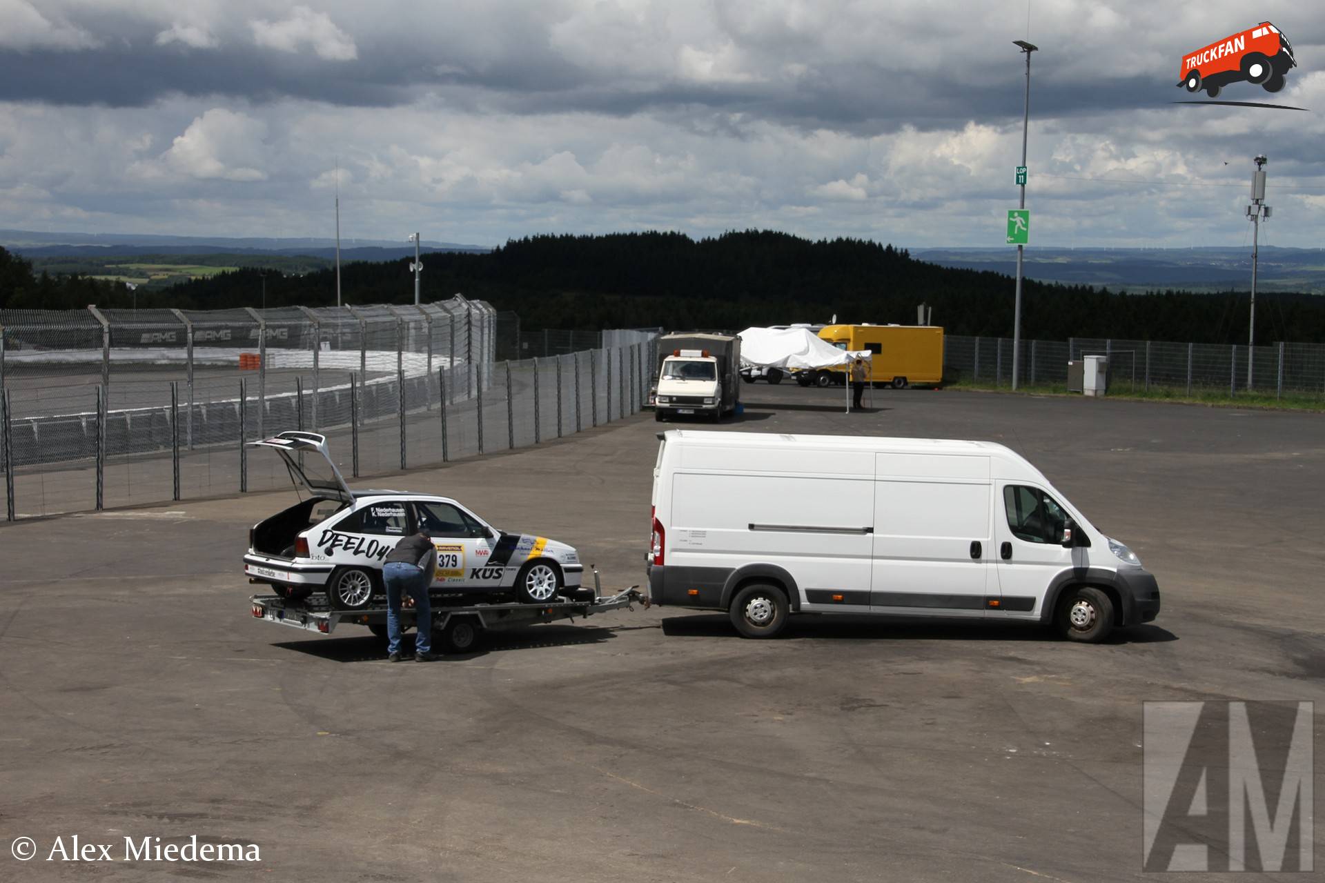 Racetransporter met Opel Kadett E GSI op Nürburgring