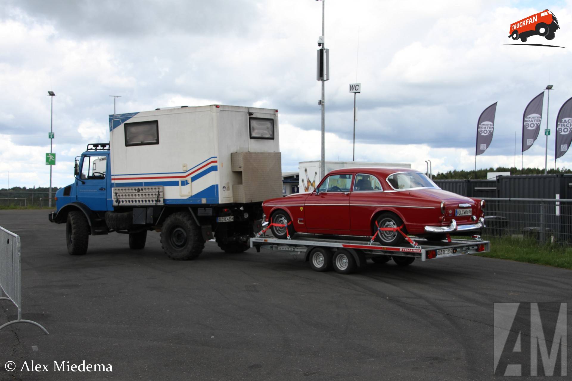 Unimog U1300 met Volvo Amazon op Nürburgring paddock