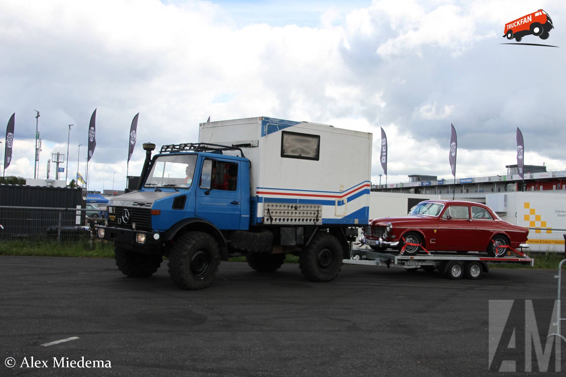 Unimog U1300 met Volvo Amazon op Nürburgring paddock