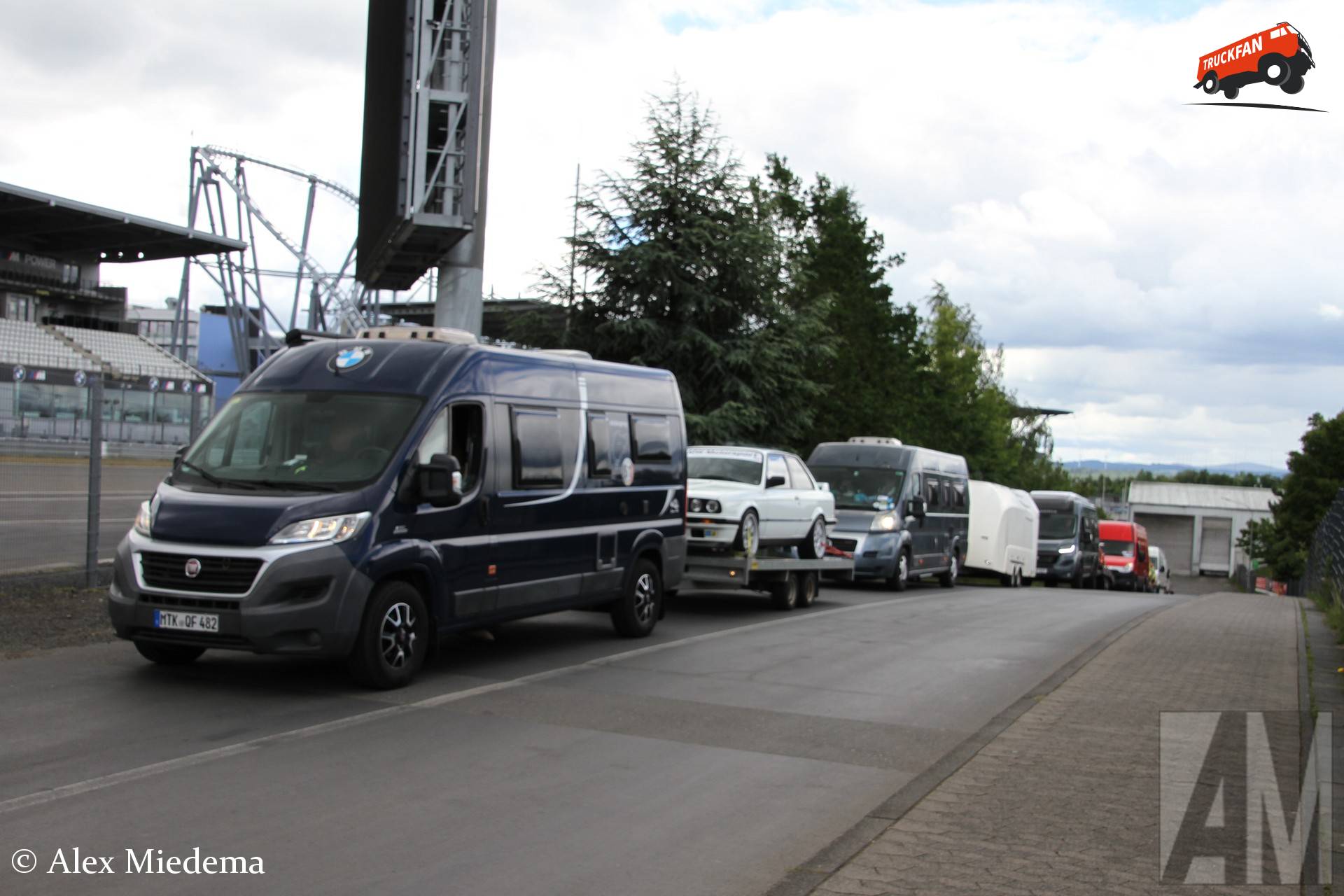 Fiat Ducato met BMW E30 op toegangsweg naar paddock Nürburgring
