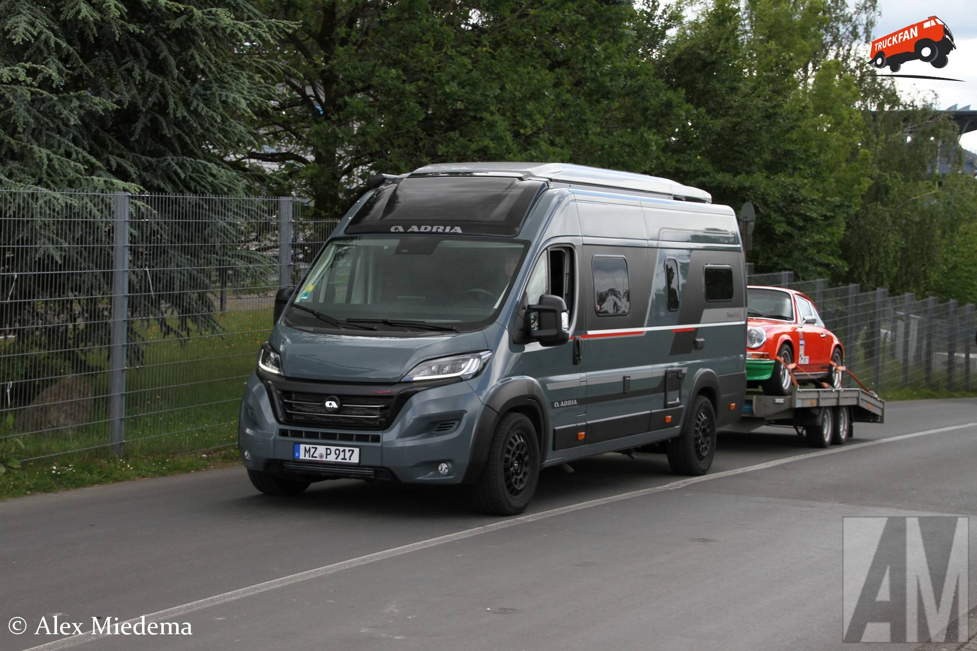 Adria camper met Porsche 911 op Nürburgring toegangsweg